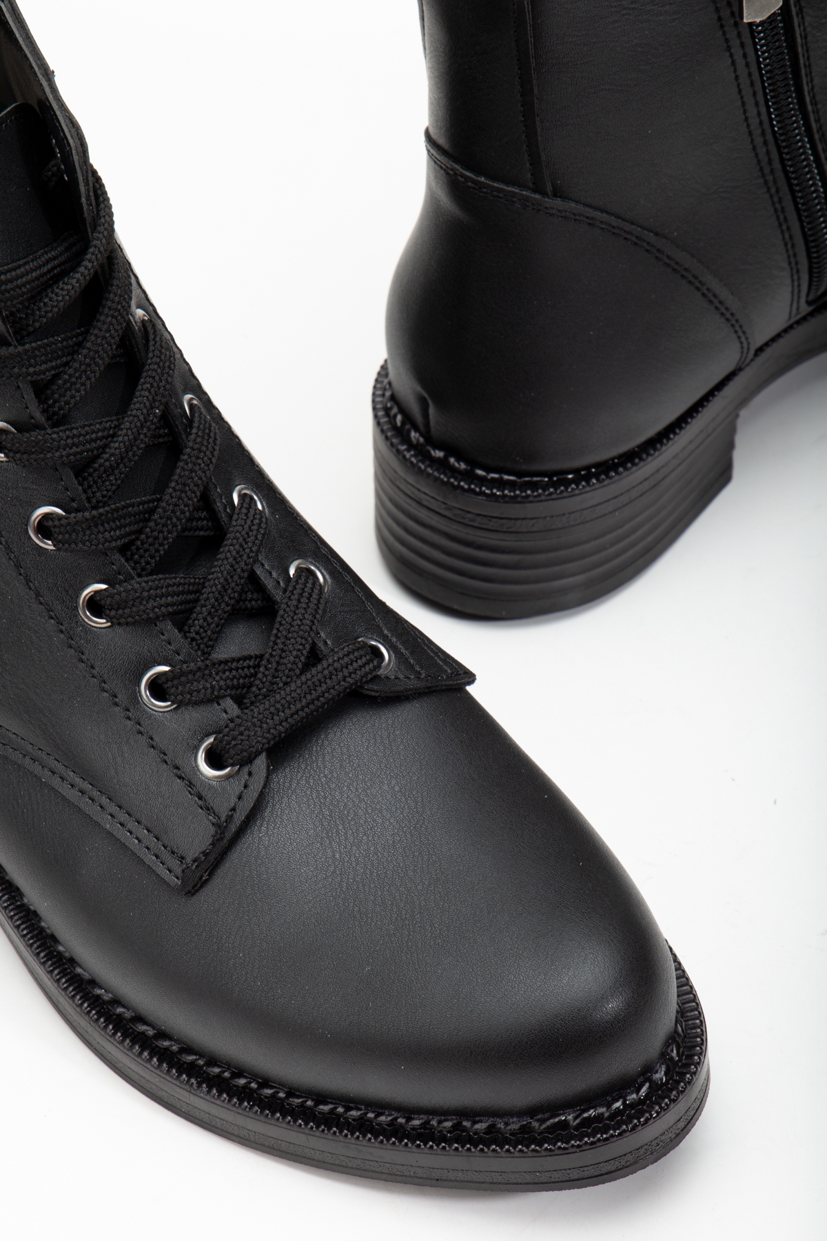 Kadın Siyah Cilt Termo Taban Bağcıklı ve Fermuarlı Kısa Topuklu Bot - Görsel 5