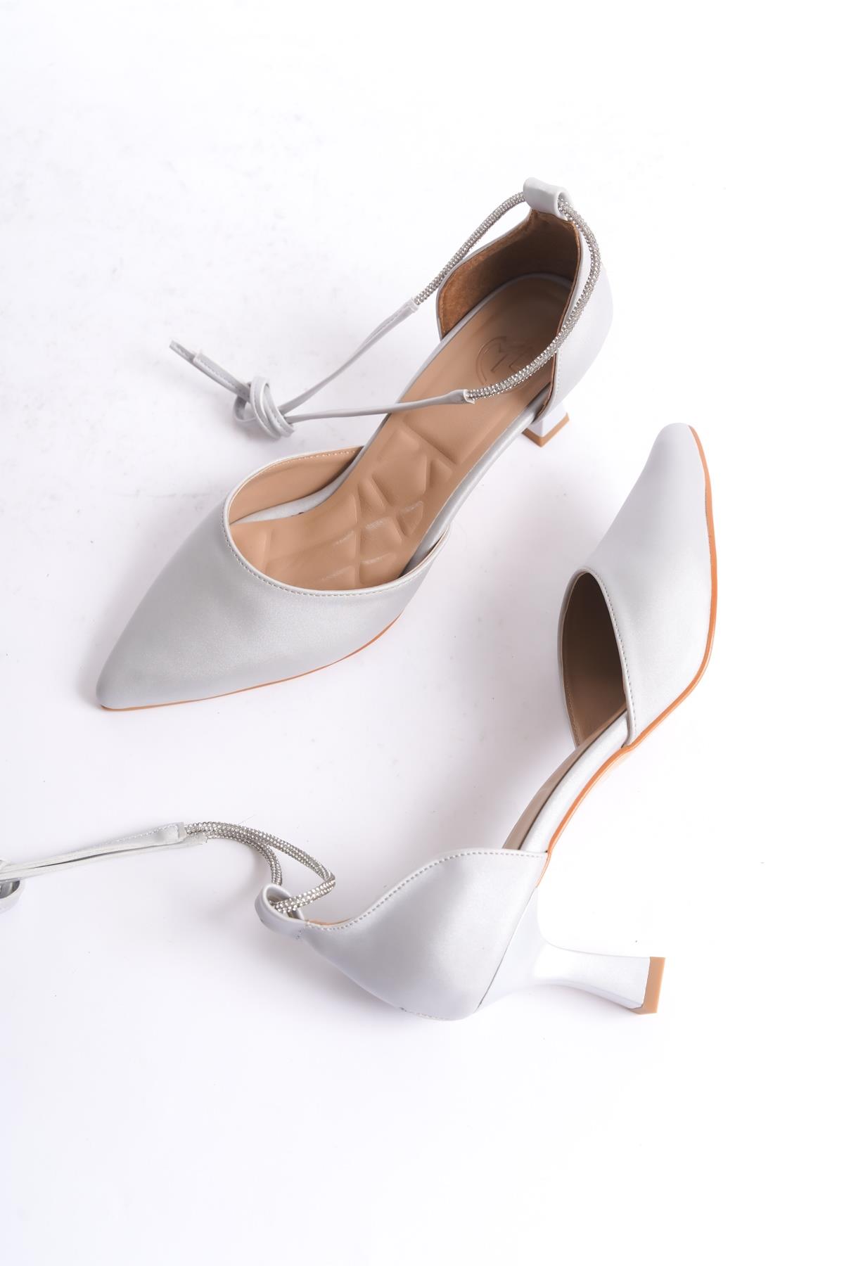 Miniglossy Gümüş Saten Bilekten Taşlı Kısa Topuklu Stiletto Abiye Ayakkabı - Görsel 3