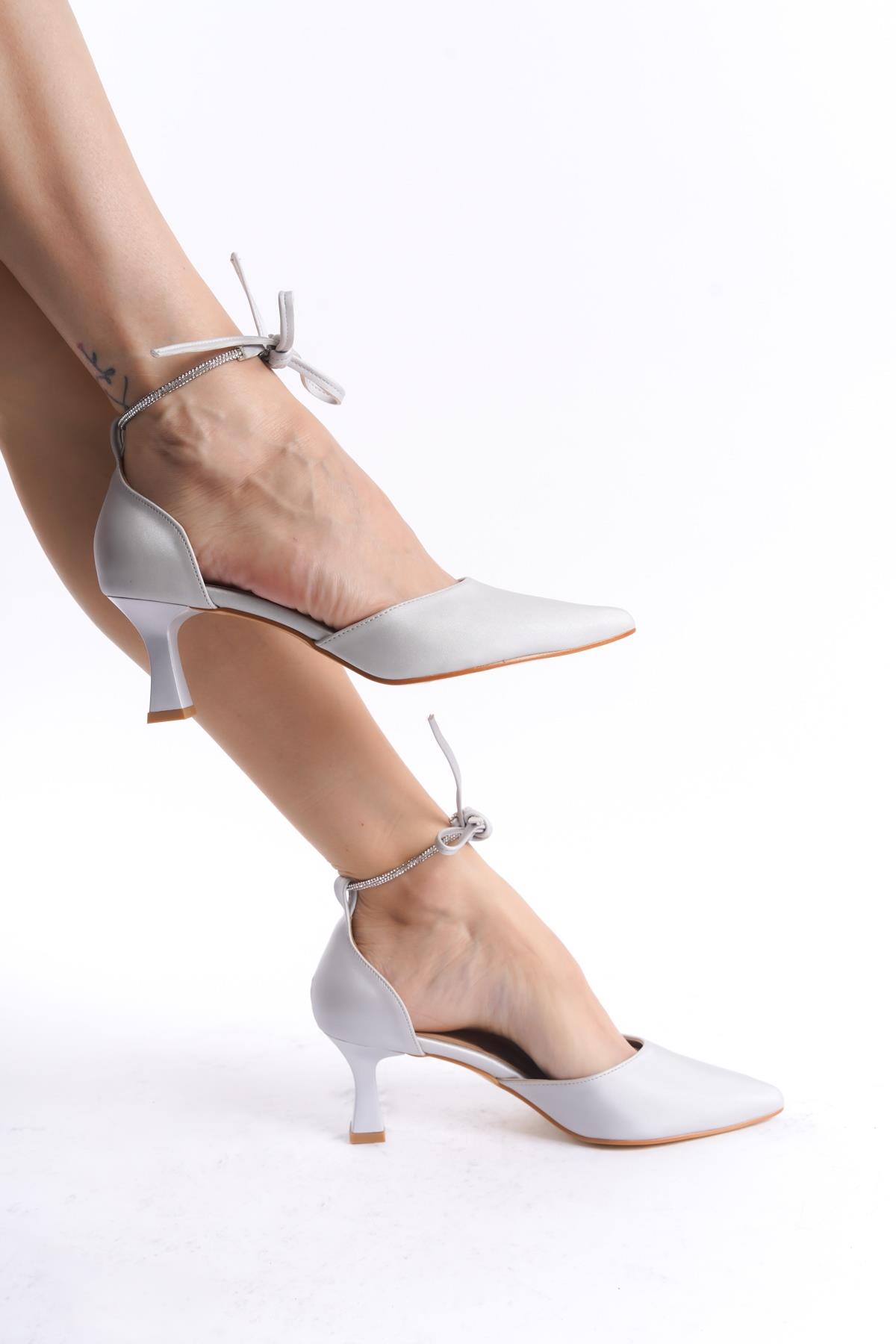 Miniglossy Gümüş Saten Bilekten Taşlı Kısa Topuklu Stiletto Abiye Ayakkabı - Görsel 4