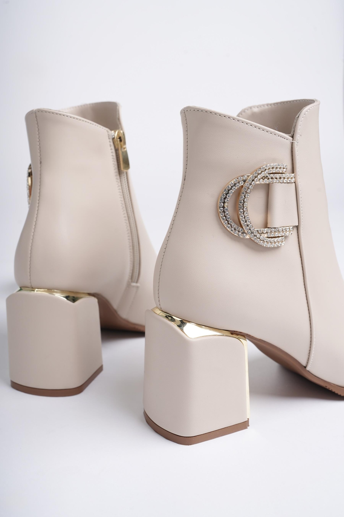 QADRA Garantili Sivri Burun Kalın Topuklu Toka Detaylı Fermuarlı Kadın Bot - Görsel 6