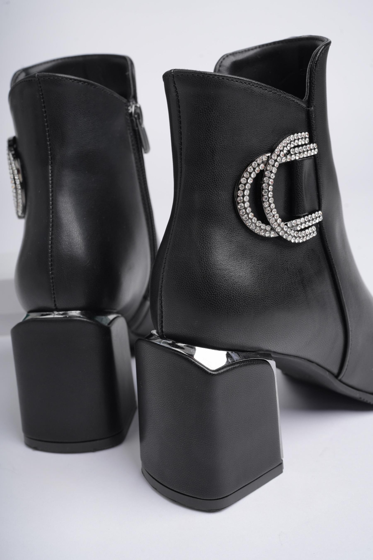 QADRA Garantili Sivri Burun Kalın Topuklu Toka Detaylı Fermuarlı Kadın Bot - Görsel 6