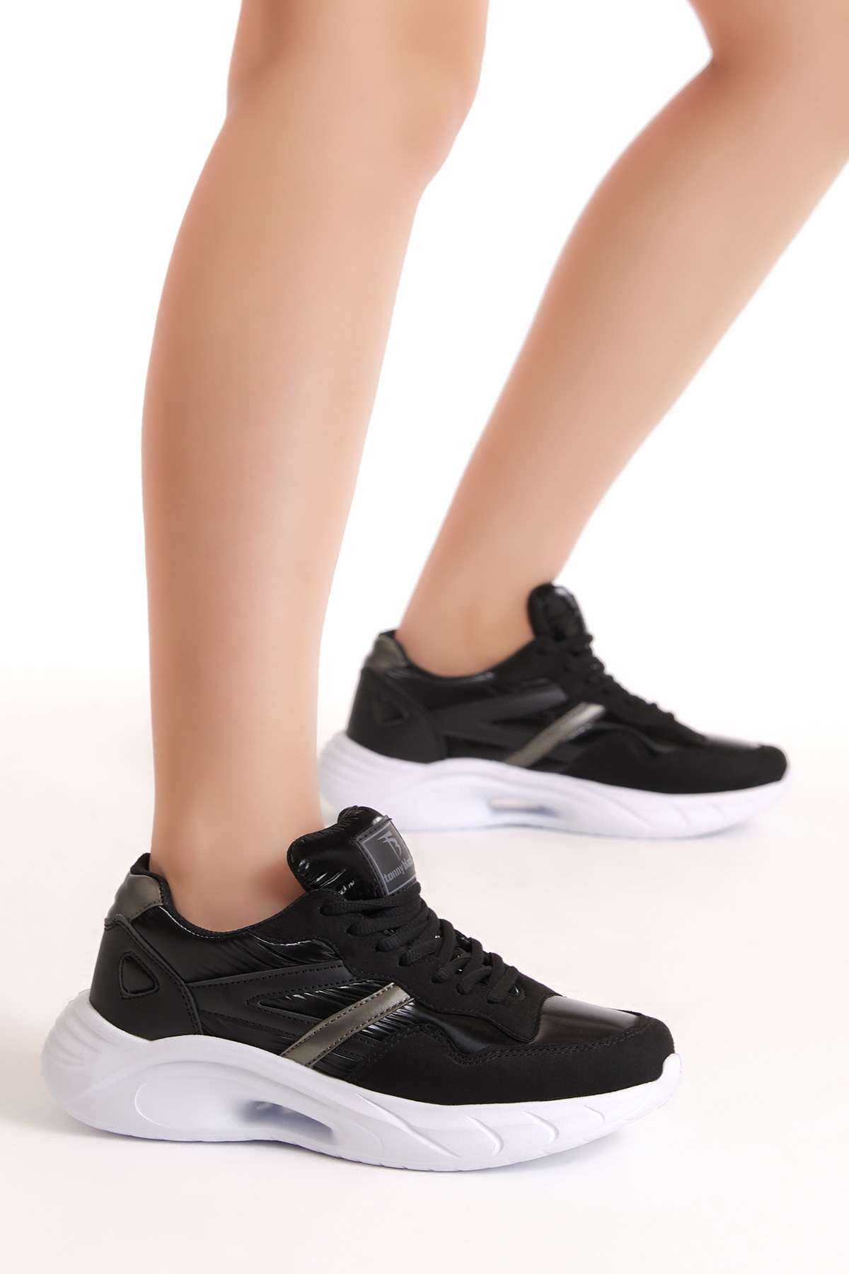 Kadın Siyah Beyaz Faylon Taban Şeritli Bağcıklı Spor Ayakkabı - Görsel 2