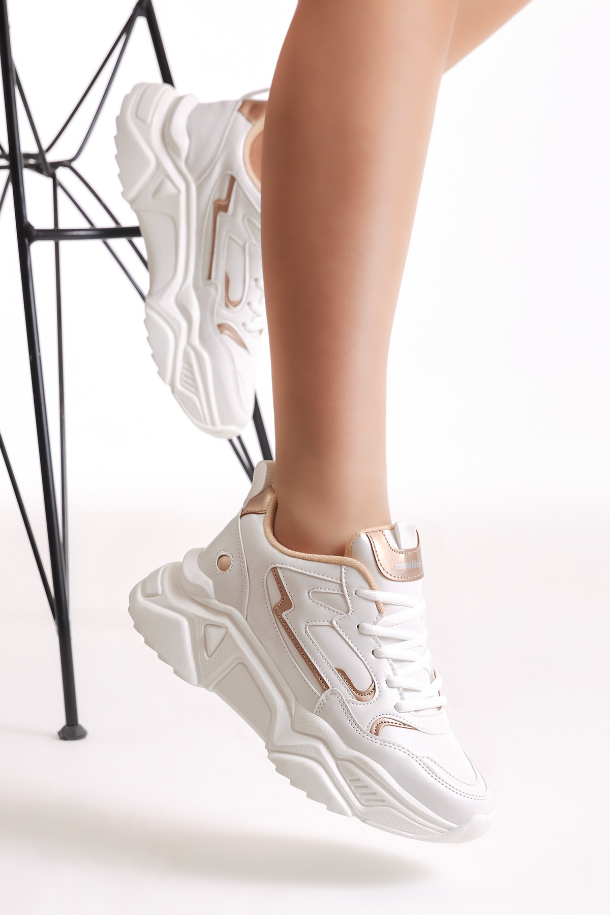 Kadın Beyaz Bakır Rahat Kalıp Yüksek Poli Taban Bağcıklı Spor Ayakkabı - Görsel 4