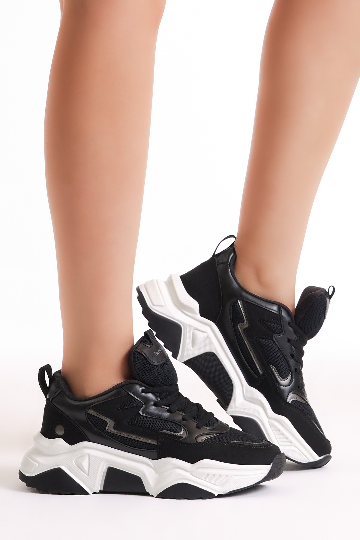 Kadın Siyah Beyaz Rahat Kalıp Yüksek Poli Taban Bağcıklı Spor Ayakkabı - Görsel 4