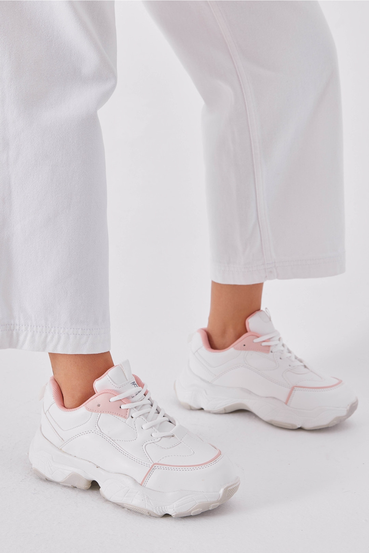 Kadın Beyaz Pembe Rahat Kalıp Yüksek Poli Taban Bağcıklı Spor Ayakkabı - Görsel 2