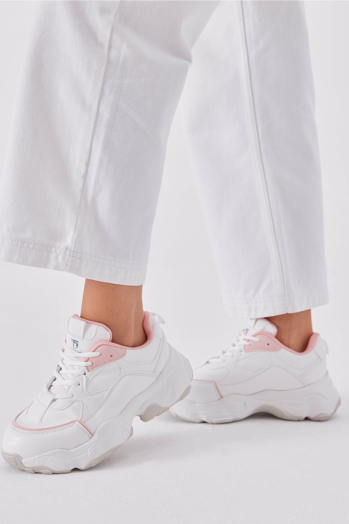 Kadın Beyaz Pembe Rahat Kalıp Yüksek Poli Taban Bağcıklı Spor Ayakkabı - Görsel 4