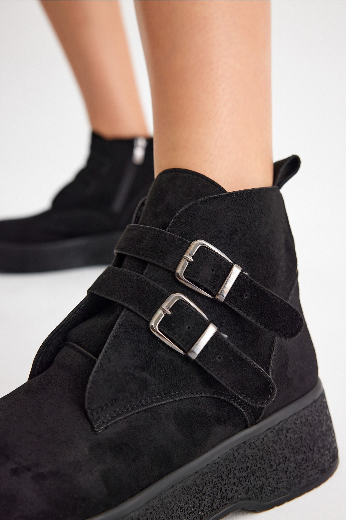 Kadın Siyah Süet Rahat Kalıp Yüksek Taban Çift Tokalı Fermuarlı Bot - Görsel 3