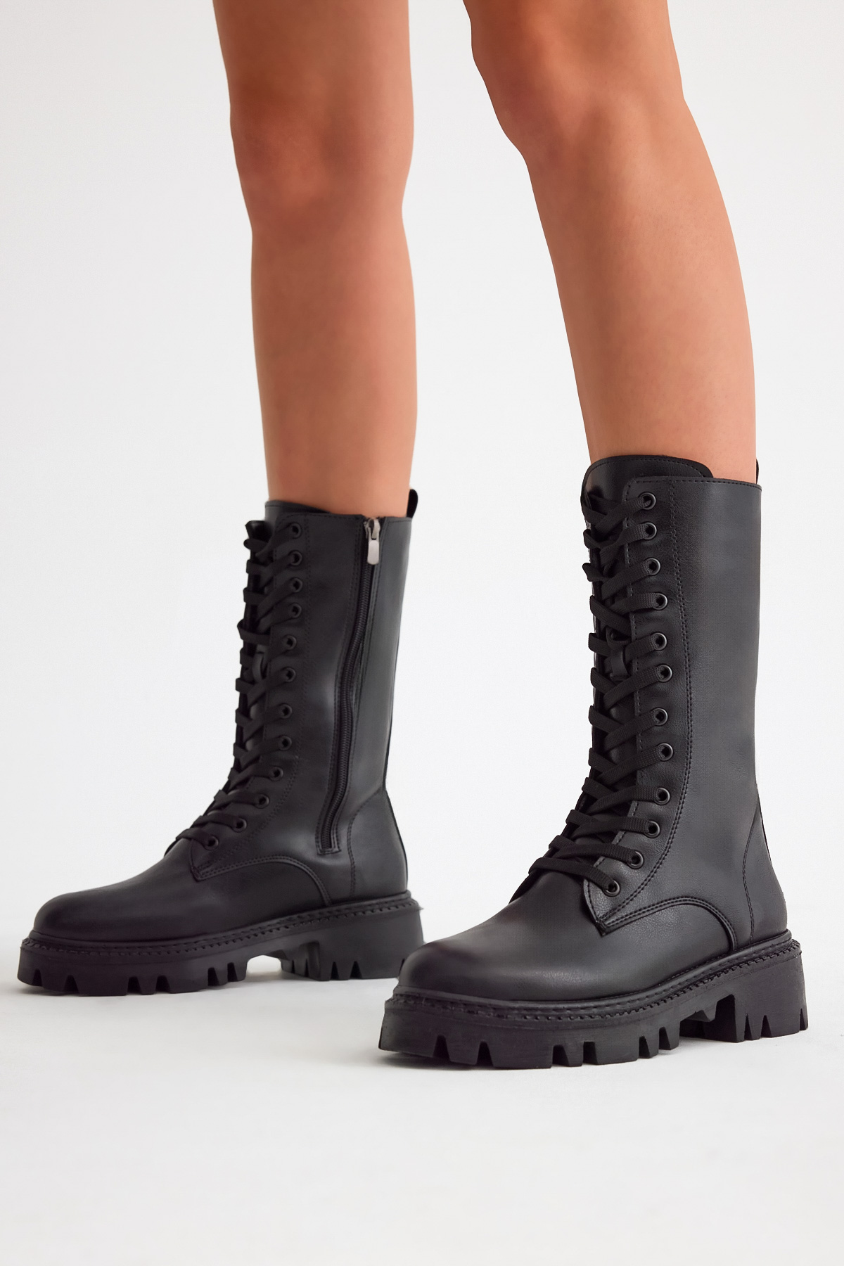 Kadın Siyah Cilt Rahat Kalıp Bağcıklı ve Fermuarlı Uzun Bot - Görsel 4