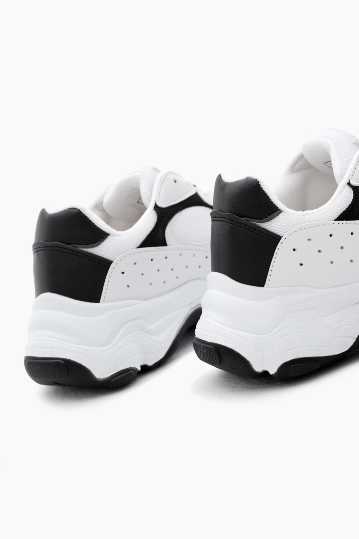 Kadın Beyaz Siyah Rahat Kalıp Yüksek Taban Bağcıklı Spor Ayakkabı - Görsel 6
