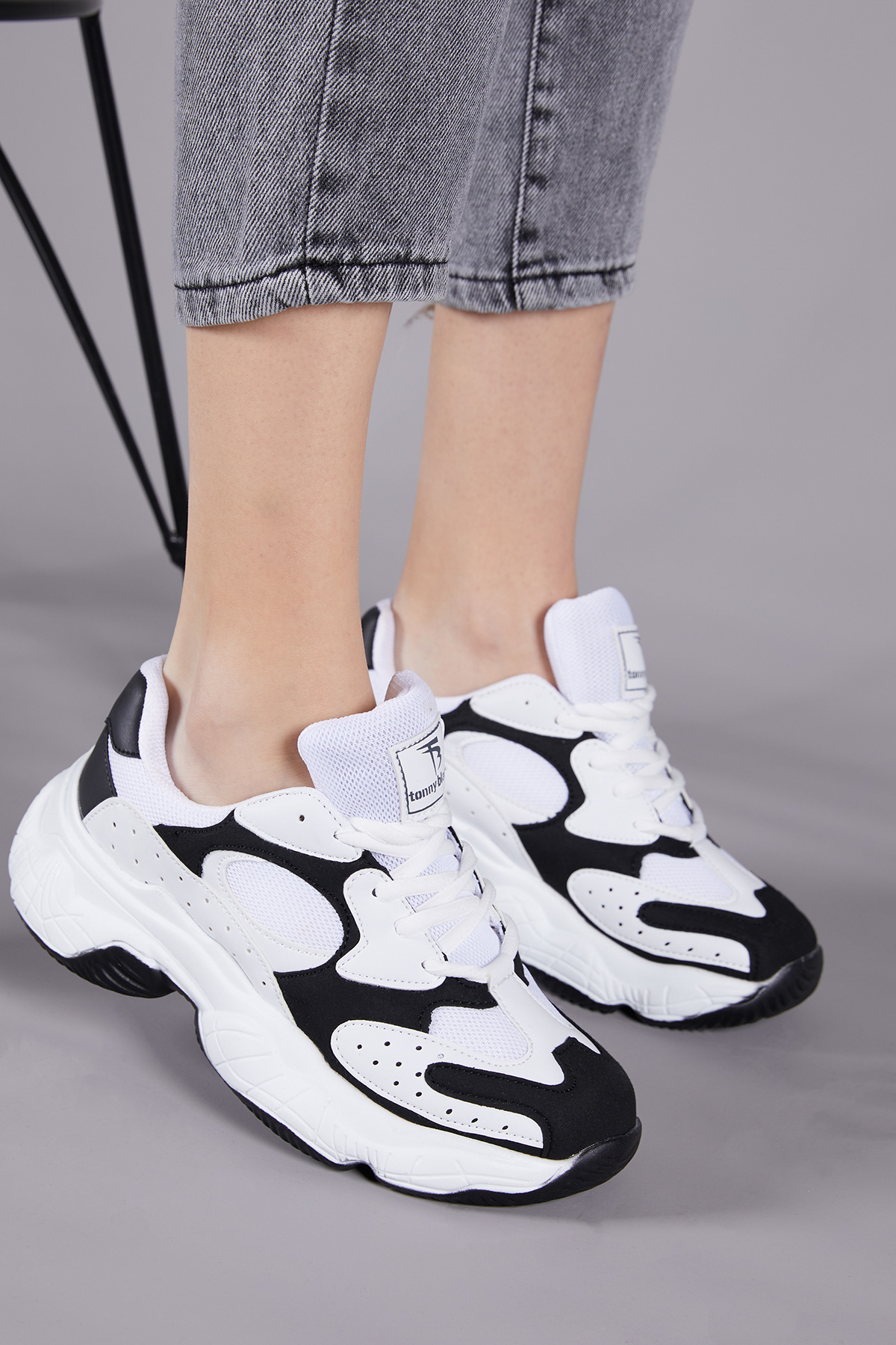 Kadın Beyaz Siyah Rahat Kalıp Yüksek Taban Bağcıklı Spor Ayakkabı - Görsel 7