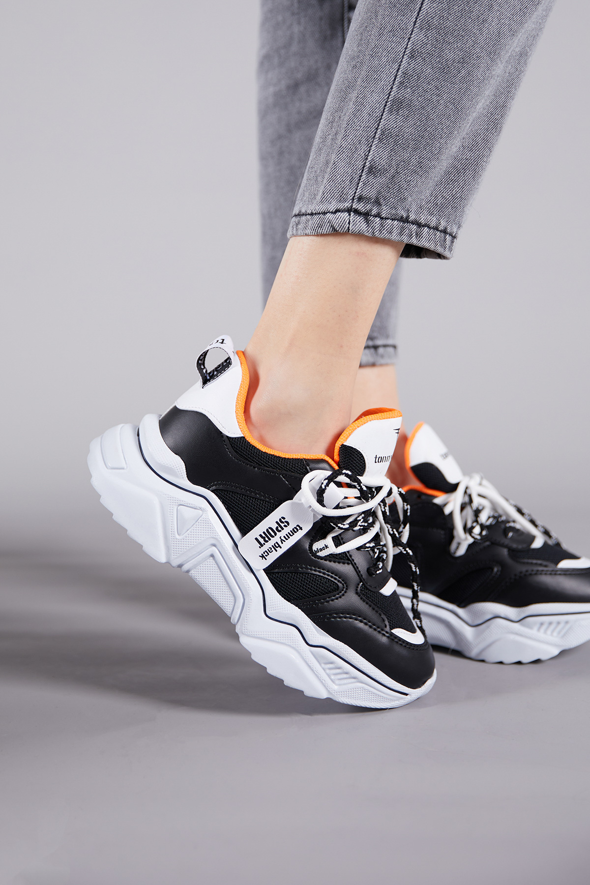 Kadın Siyah Beyaz Rahat Kalıp Yüksek Taban Çift Bağcıklı Spor Ayakkabı - Görsel 3
