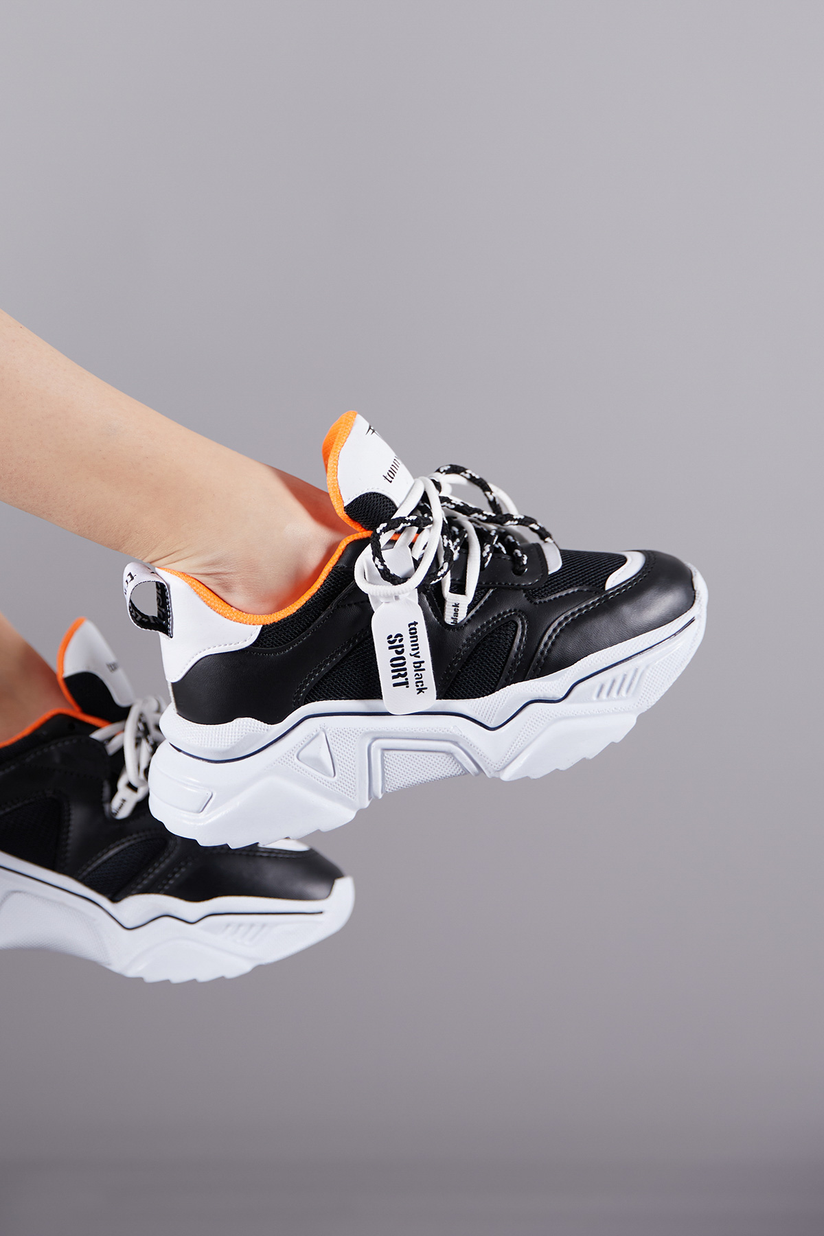 Kadın Siyah Beyaz Rahat Kalıp Yüksek Taban Çift Bağcıklı Spor Ayakkabı - Görsel 4
