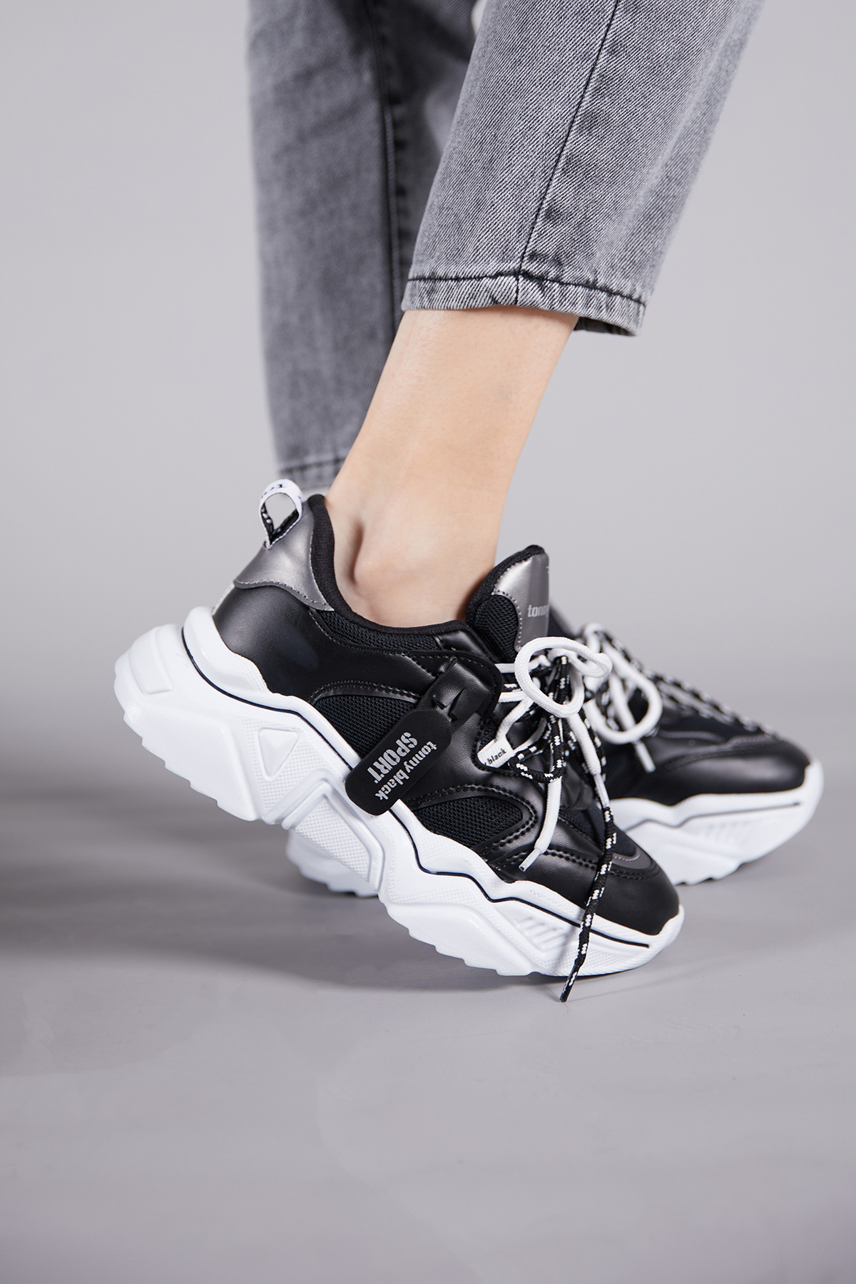 Kadın Siyah Beyaz Rahat Kalıp Yüksek Taban Çift Bağcıklı Spor Ayakkabı - Görsel 6