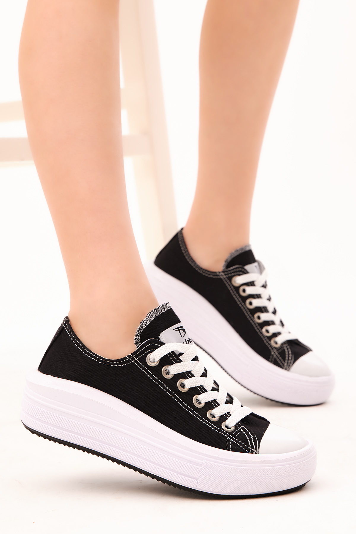 Kadın Siyah Rahat Kalıp Kalın Tabanlı Spor Ayakkabı - Görsel 4