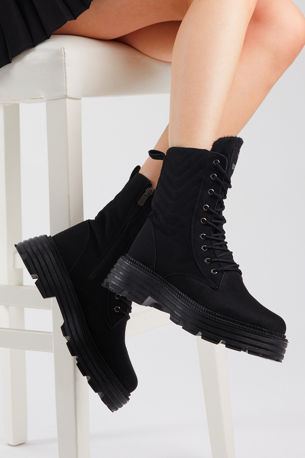 Kadın Siyah Süet Kalın Taban Nakışlı Bağcıklı ve Fermuarlı Bot - Görsel 5