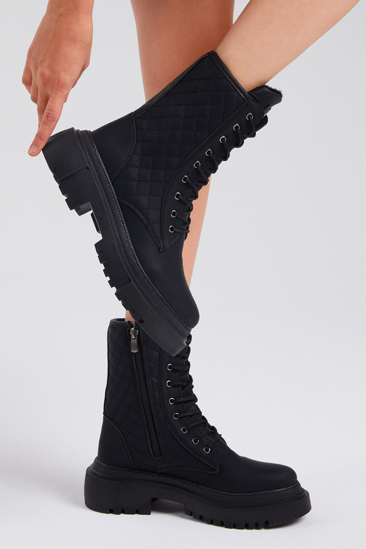 Kadın Siyah Cilt Kalın Taban Kapitone Nakışlı Bağcıklı ve Fermuarlı Bot - Görsel 2