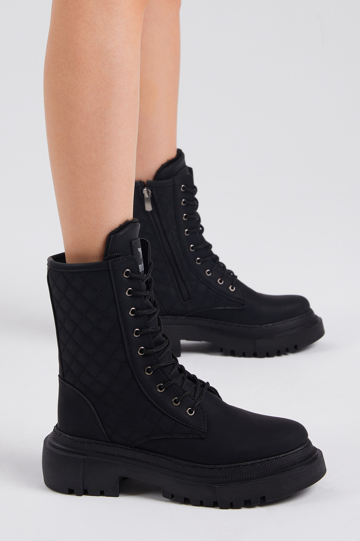 Kadın Siyah Cilt Kalın Taban Kapitone Nakışlı Bağcıklı ve Fermuarlı Bot - Görsel 3
