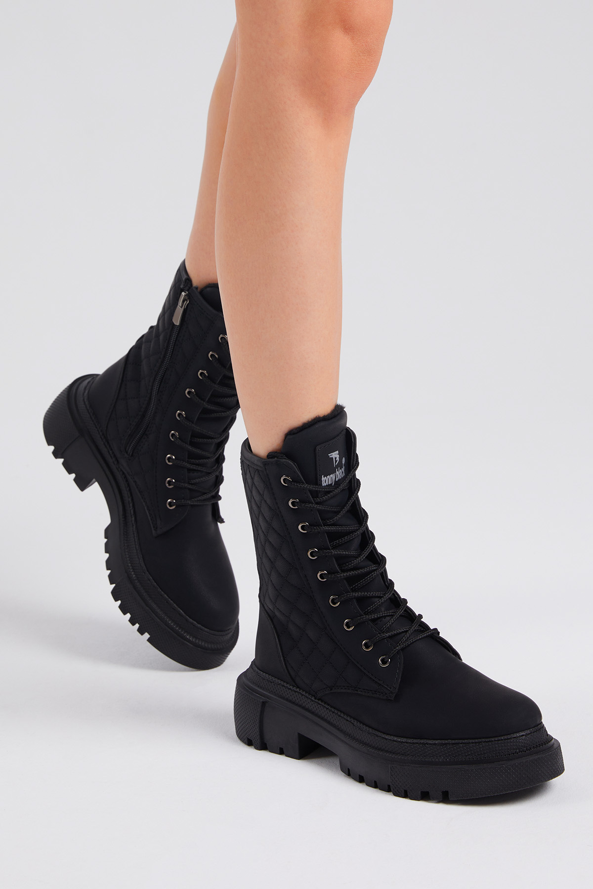 Kadın Siyah Cilt Kalın Taban Kapitone Nakışlı Bağcıklı ve Fermuarlı Bot - Görsel 4