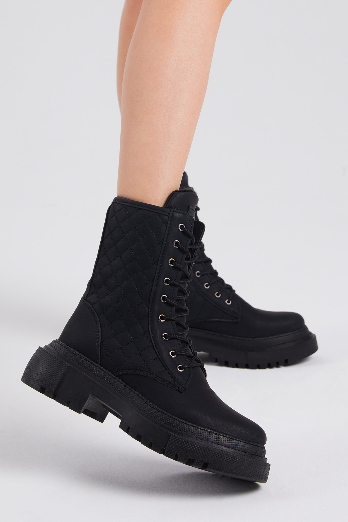 Kadın Siyah Cilt Kalın Taban Kapitone Nakışlı Bağcıklı ve Fermuarlı Bot - Görsel 6