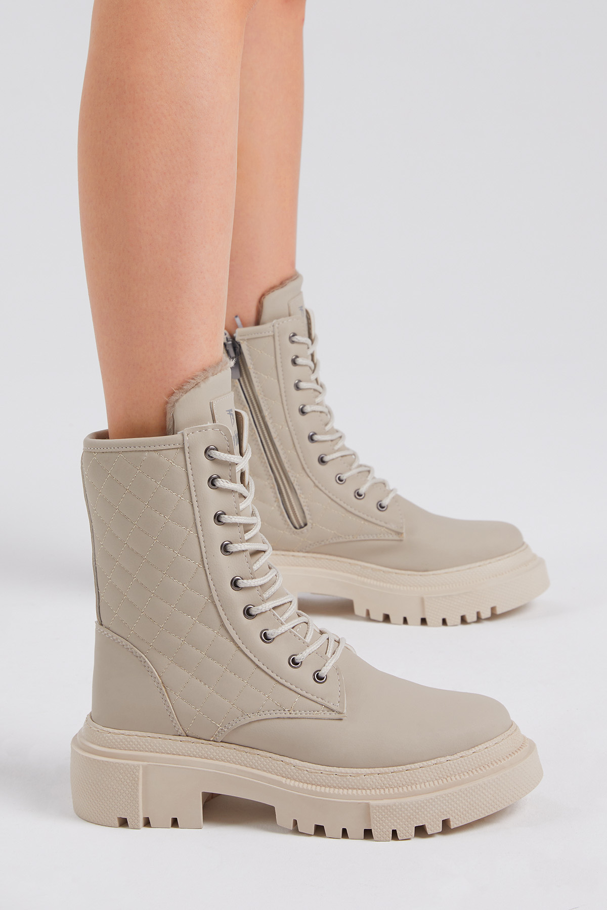 Kadın Krem Cilt Kalın Taban Kapitone Nakışlı Bağcıklı ve Fermuarlı Bot - Görsel 3