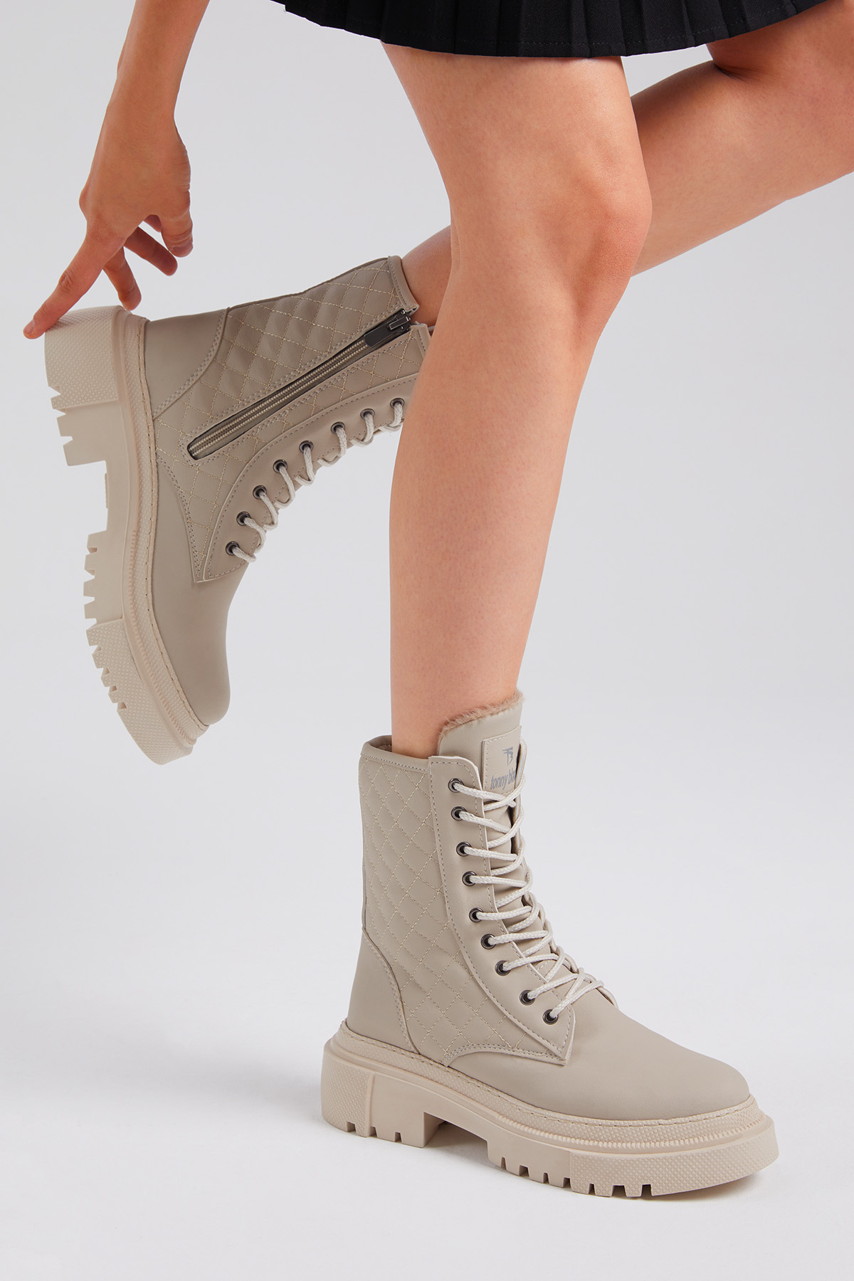 Kadın Krem Cilt Kalın Taban Kapitone Nakışlı Bağcıklı ve Fermuarlı Bot - Görsel 6