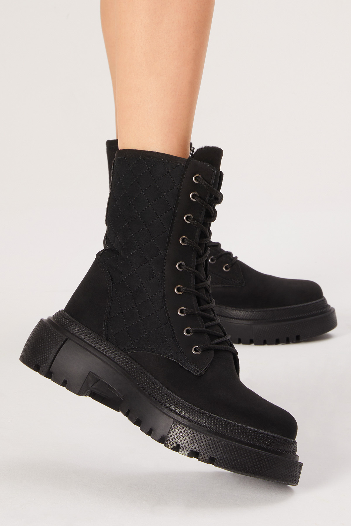 Kadın Siyah Süet Kalın Taban Kapitone Nakışlı Bağcıklı ve Fermuarlı Bot - Görsel 2