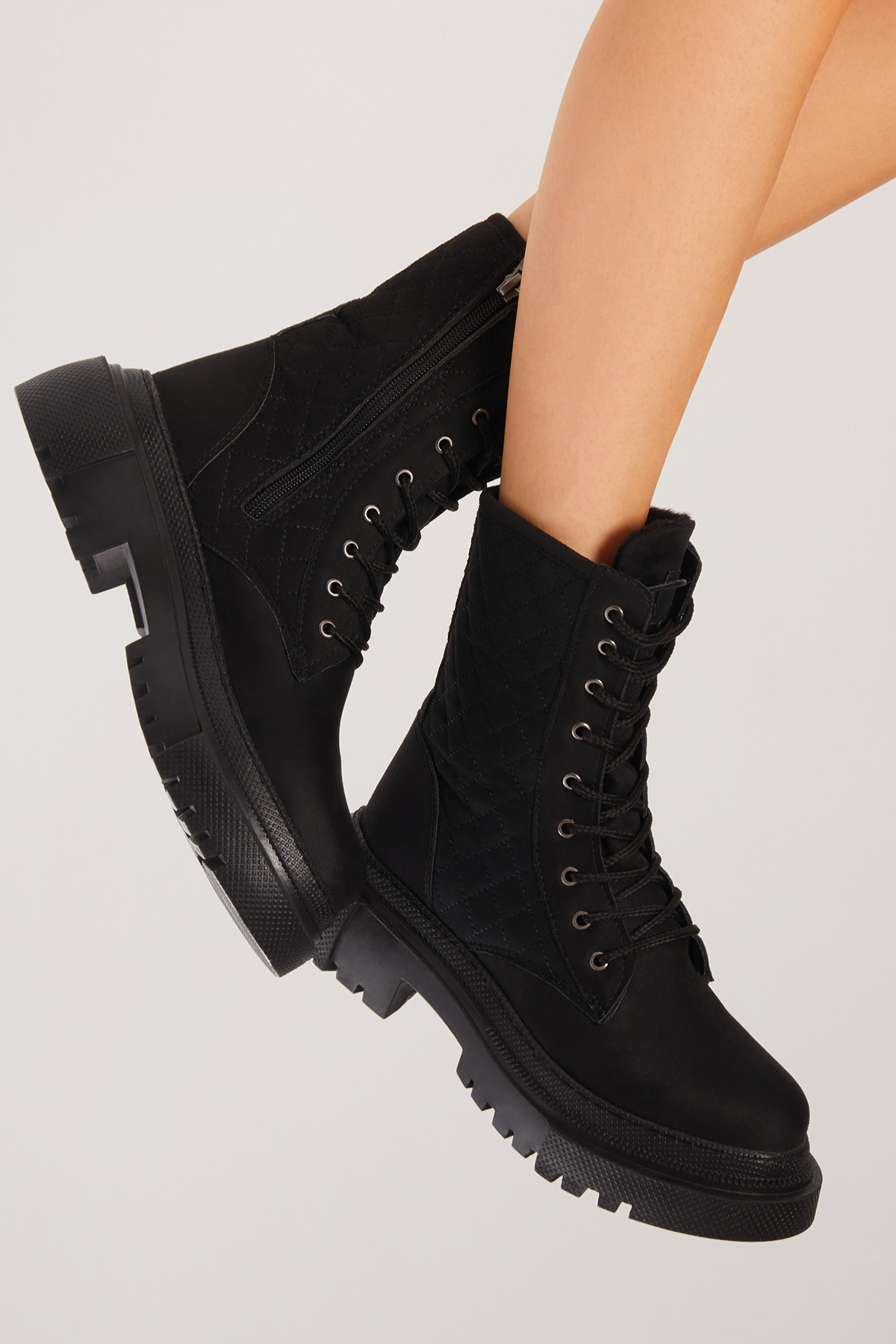 Kadın Siyah Süet Kalın Taban Kapitone Nakışlı Bağcıklı ve Fermuarlı Bot - Görsel 3