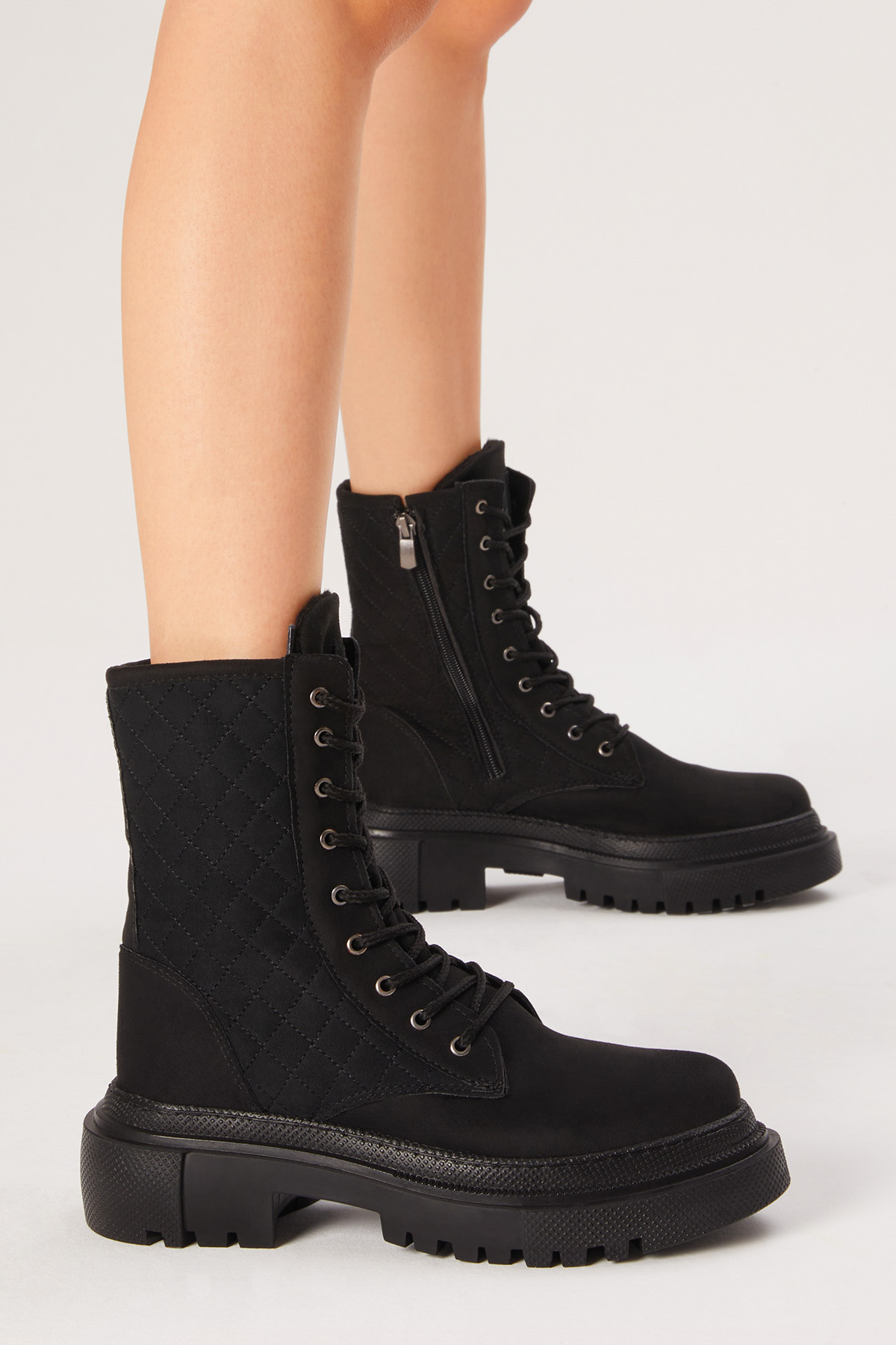 Kadın Siyah Süet Kalın Taban Kapitone Nakışlı Bağcıklı ve Fermuarlı Bot - Görsel 4
