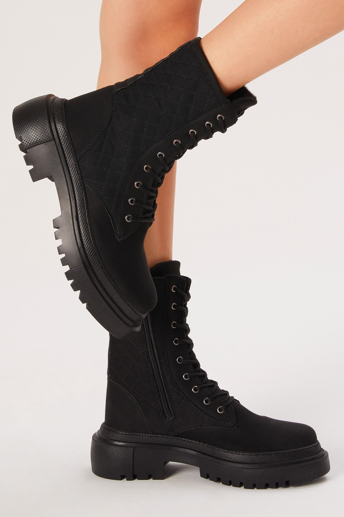 Kadın Siyah Süet Kalın Taban Kapitone Nakışlı Bağcıklı ve Fermuarlı Bot - Görsel 5