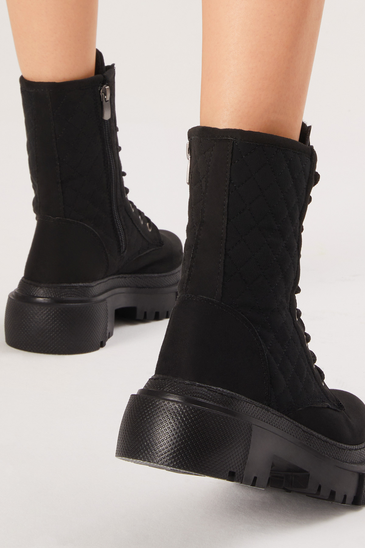 Kadın Siyah Süet Kalın Taban Kapitone Nakışlı Bağcıklı ve Fermuarlı Bot - Görsel 6