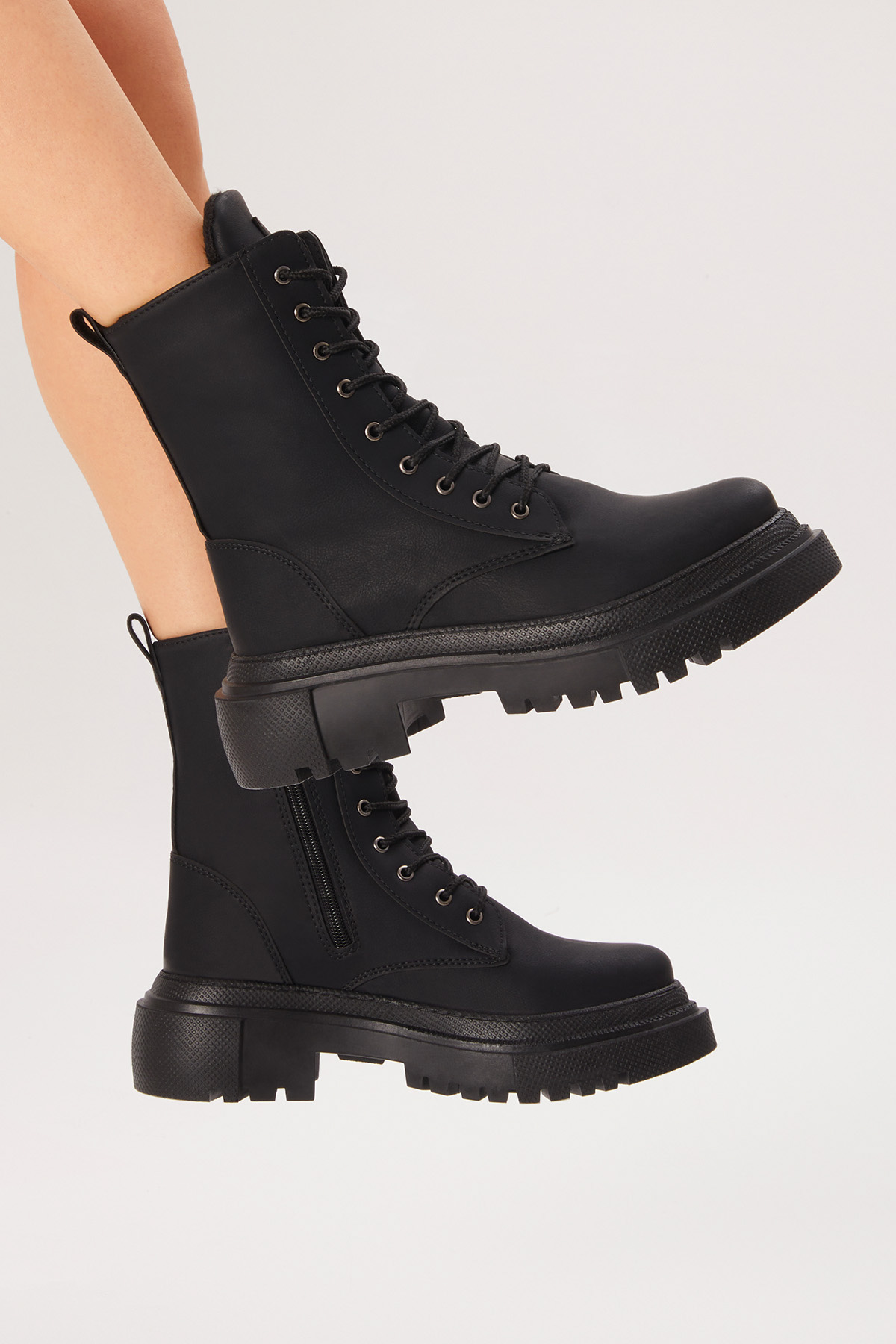 Kadın Siyah Cilt Rahat Kalıp Kalın Taban Bağcıklı ve Fermuarlı Bot - Görsel 2