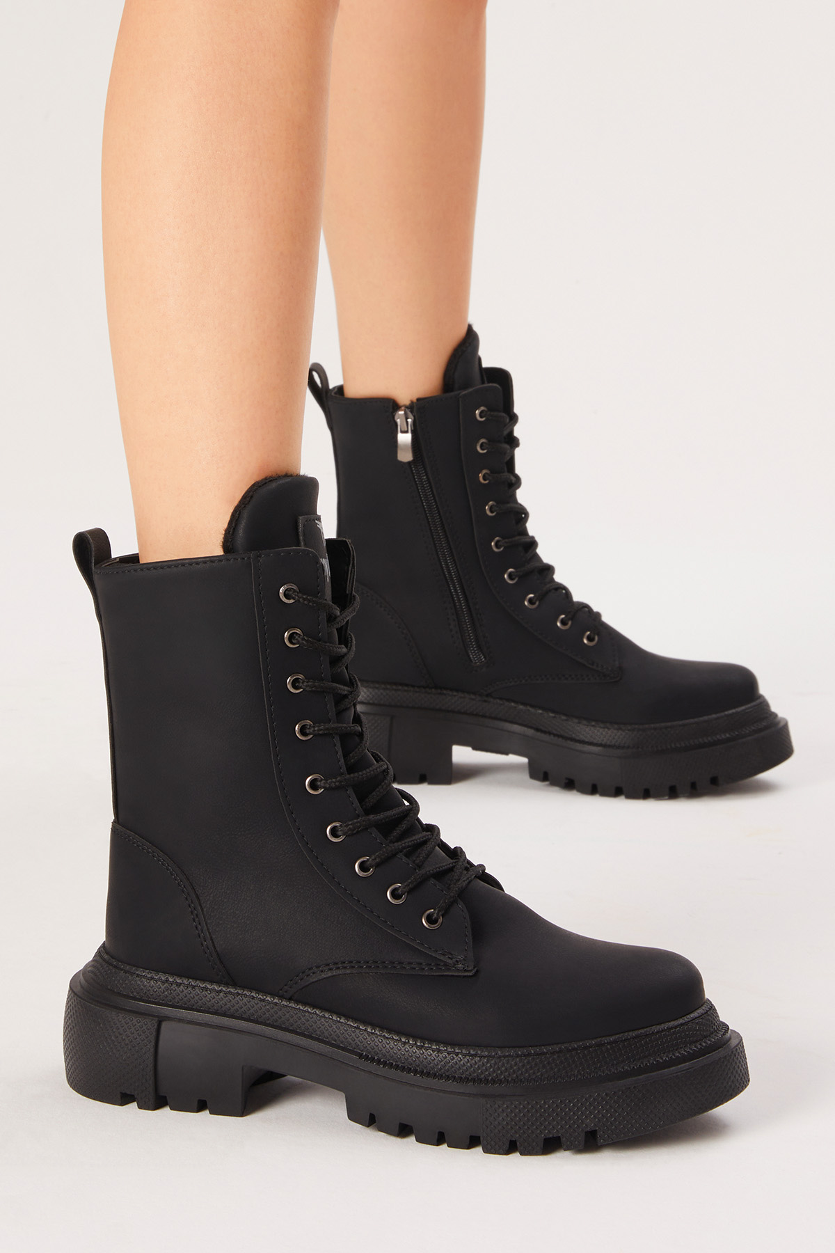 Kadın Siyah Cilt Rahat Kalıp Kalın Taban Bağcıklı ve Fermuarlı Bot - Görsel 3