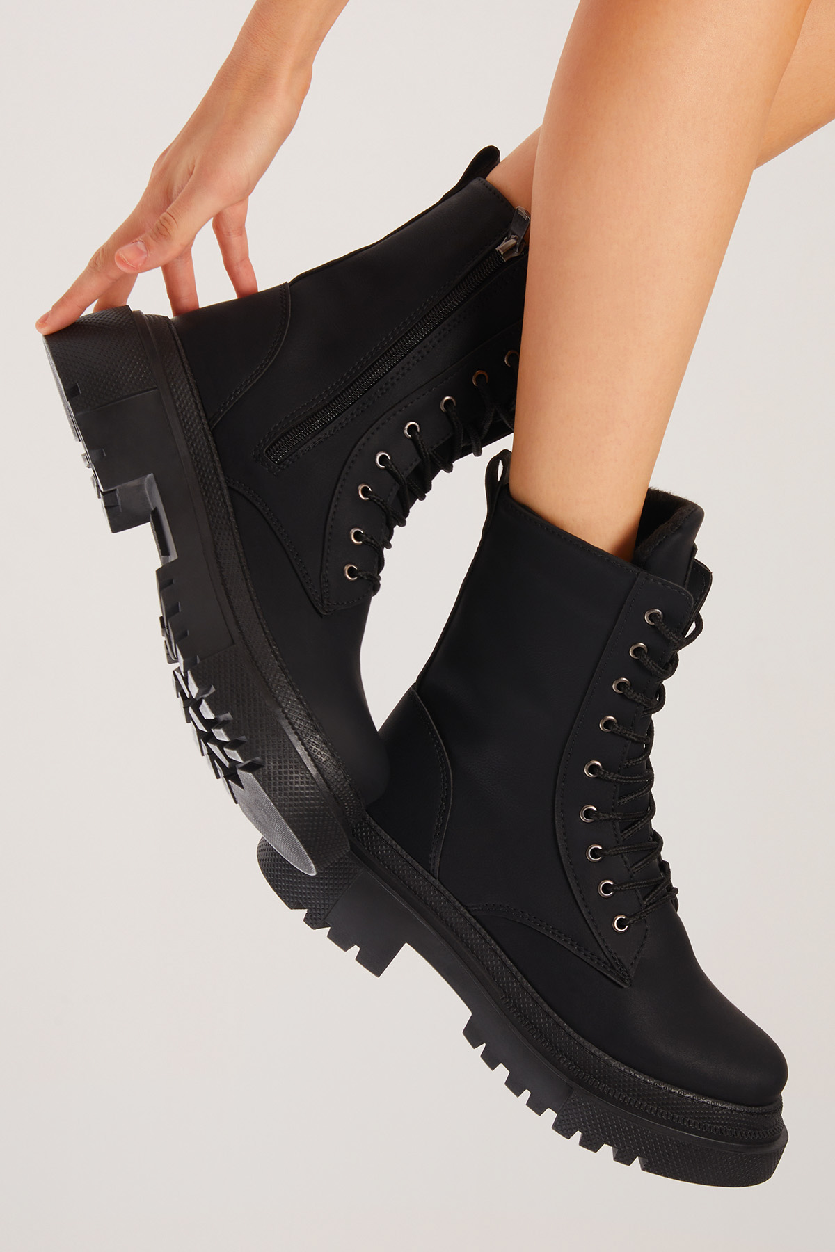Kadın Siyah Cilt Rahat Kalıp Kalın Taban Bağcıklı ve Fermuarlı Bot - Görsel 4
