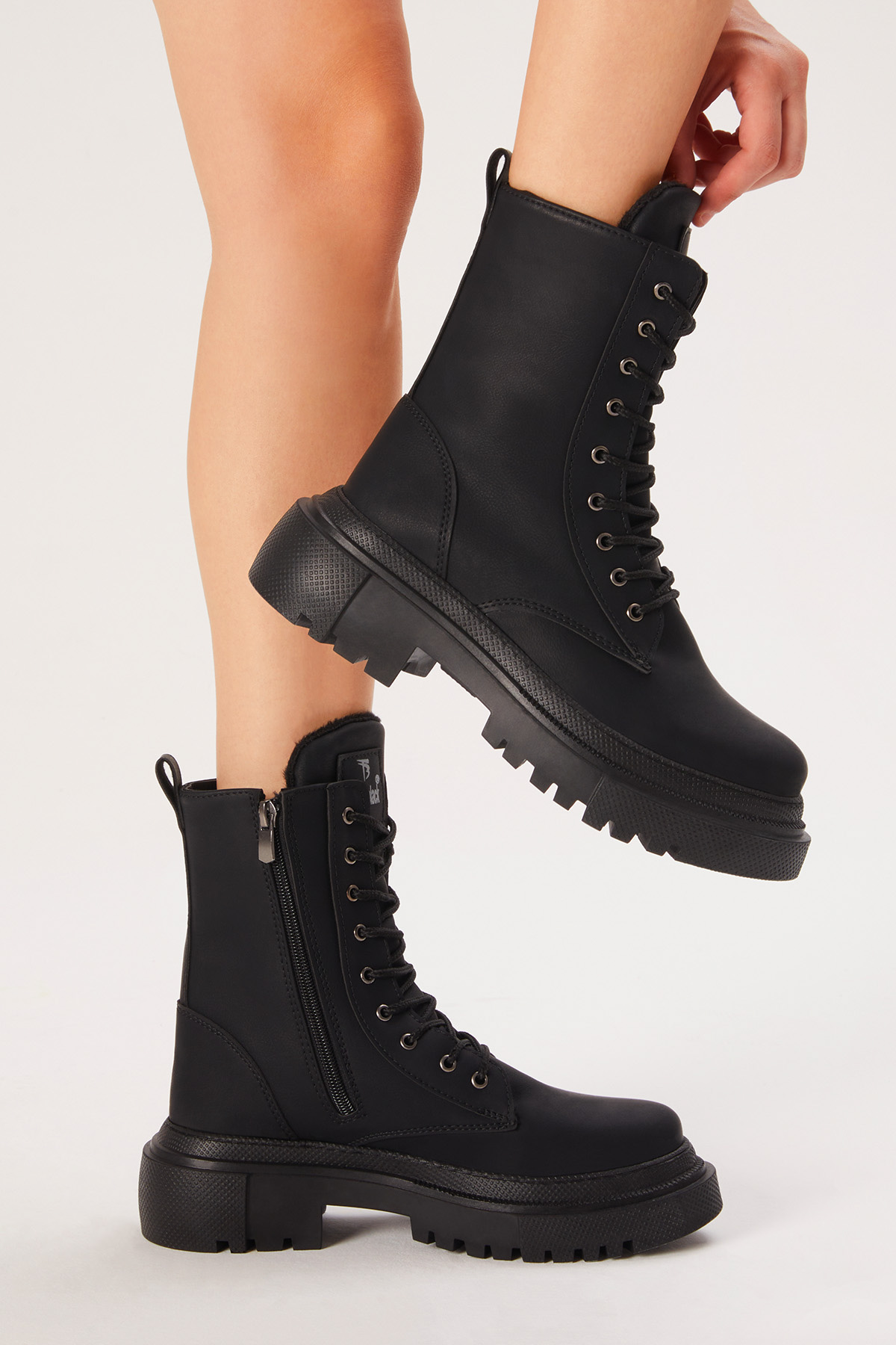 Kadın Siyah Cilt Rahat Kalıp Kalın Taban Bağcıklı ve Fermuarlı Bot - Görsel 5