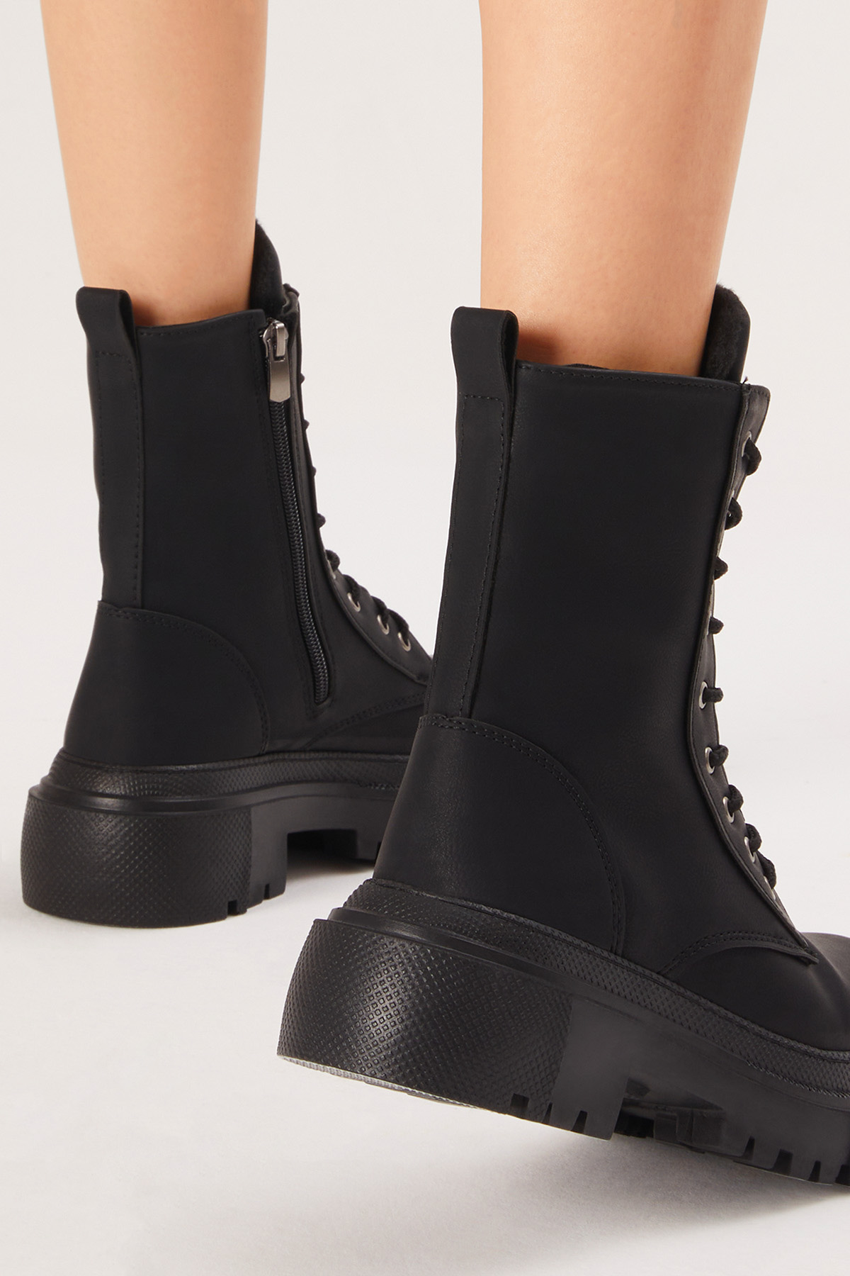 Kadın Siyah Cilt Rahat Kalıp Kalın Taban Bağcıklı ve Fermuarlı Bot - Görsel 6