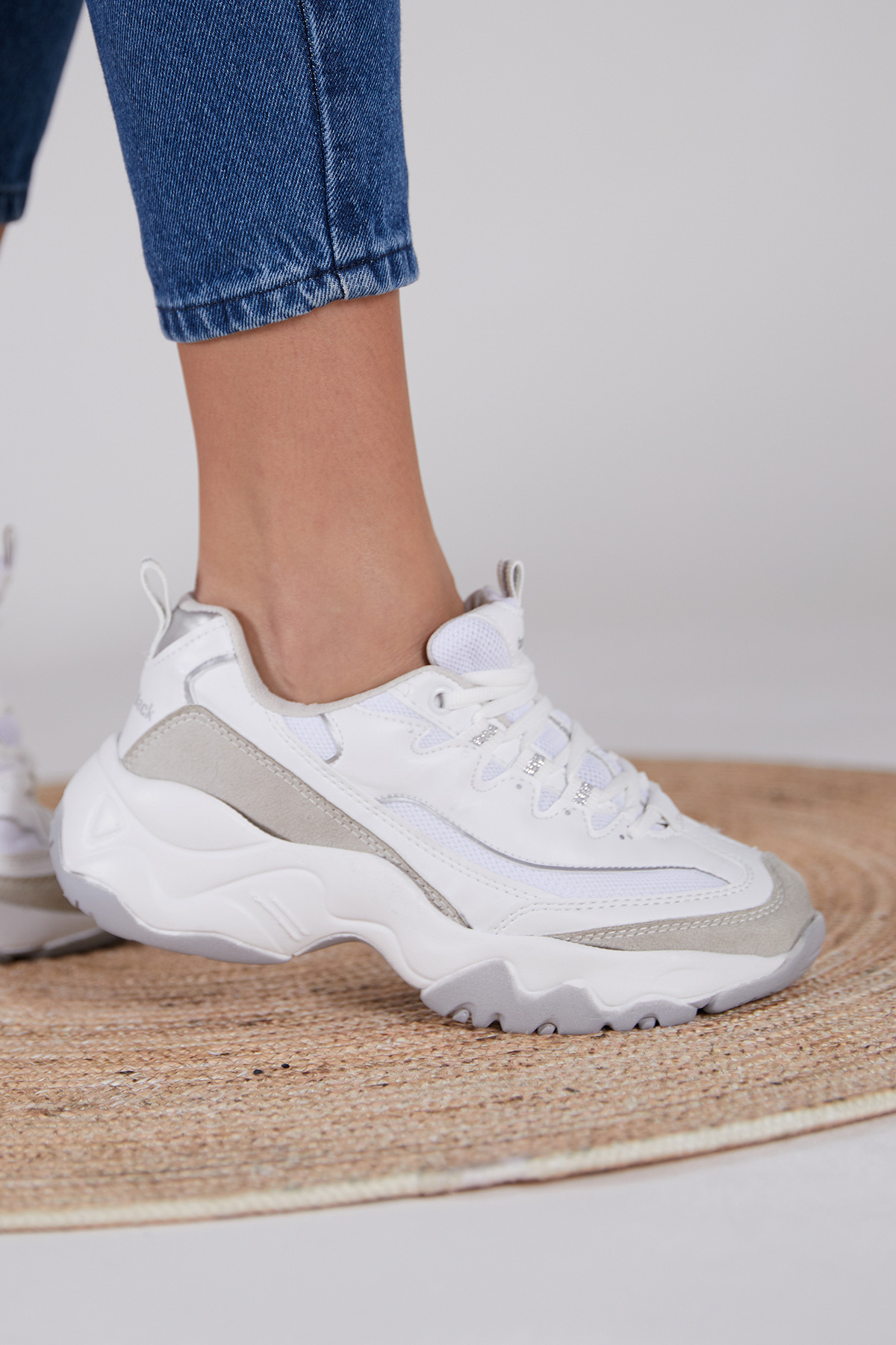 Kadın Beyaz Gri Rahat Kalıp Yüksek Taban Bağcıklı Spor Ayakkabı - Görsel 2