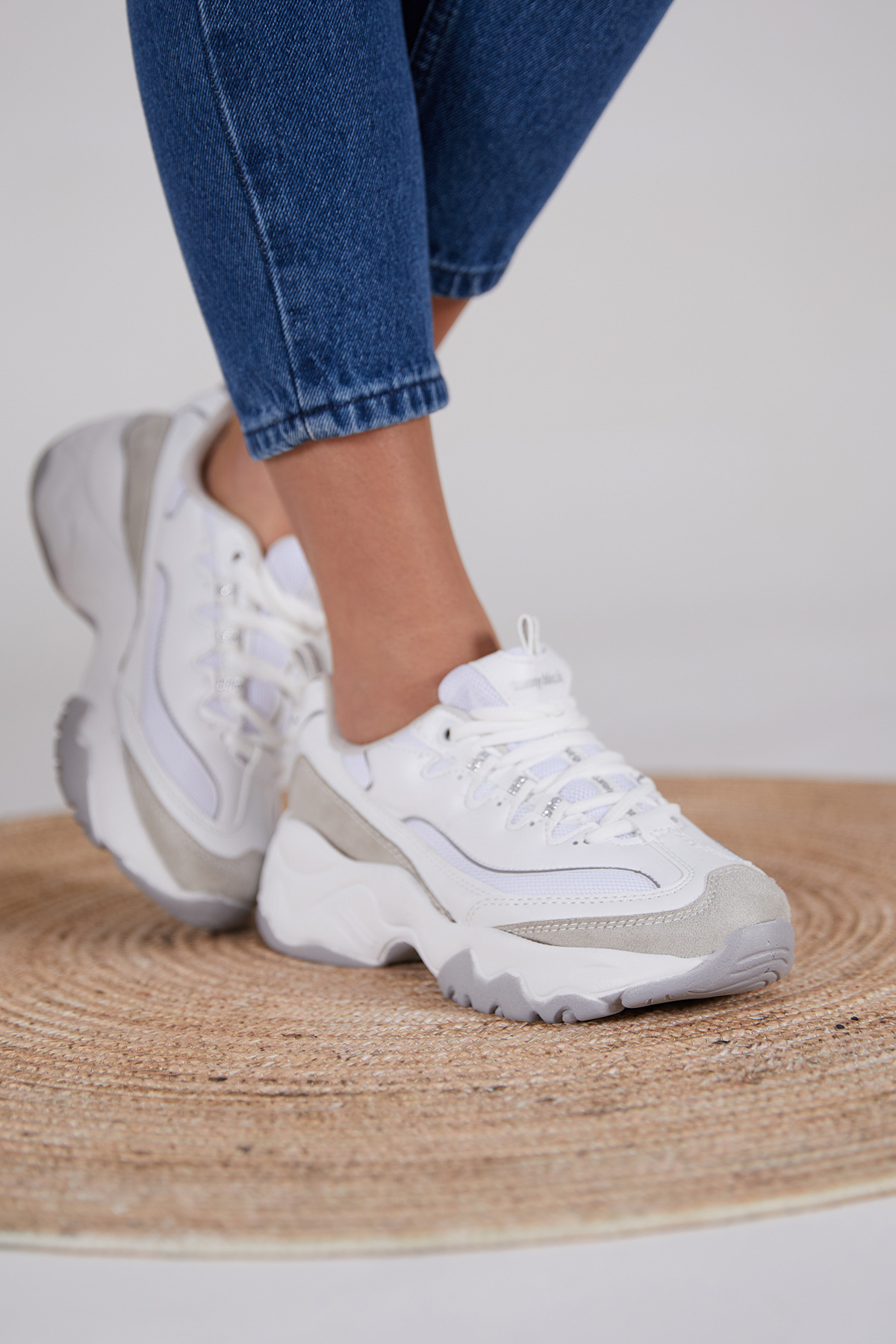 Kadın Beyaz Gri Rahat Kalıp Yüksek Taban Bağcıklı Spor Ayakkabı - Görsel 3