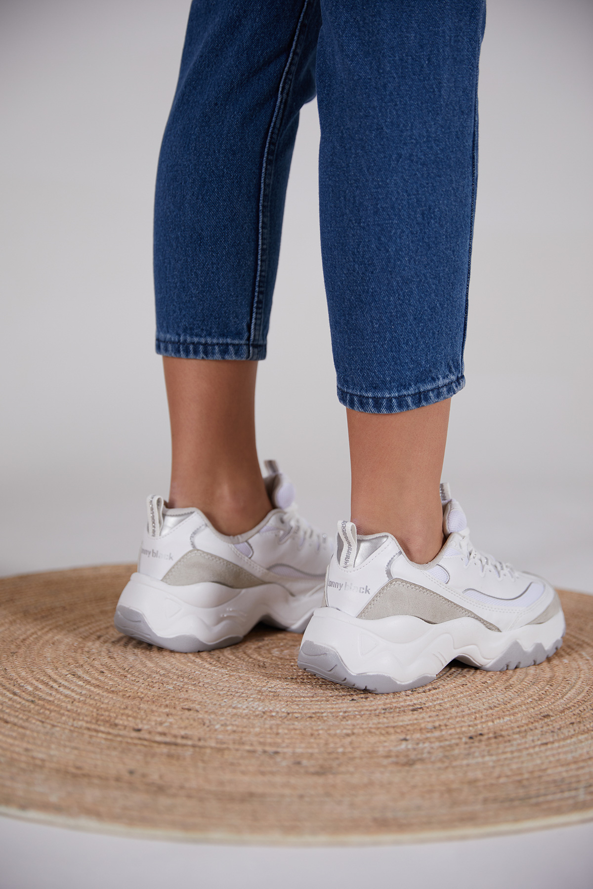 Kadın Beyaz Gri Rahat Kalıp Yüksek Taban Bağcıklı Spor Ayakkabı - Görsel 4