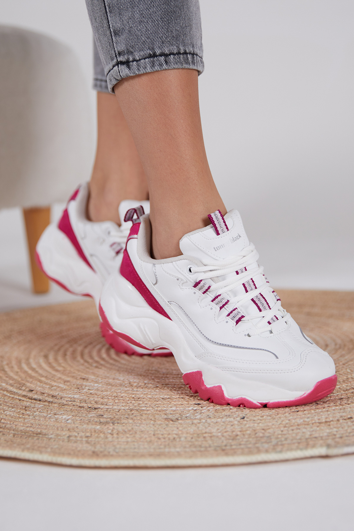 Kadın Beyaz Fuşya Rahat Kalıp Yüksek Taban Bağcıklı Spor Ayakkabı - Görsel 4