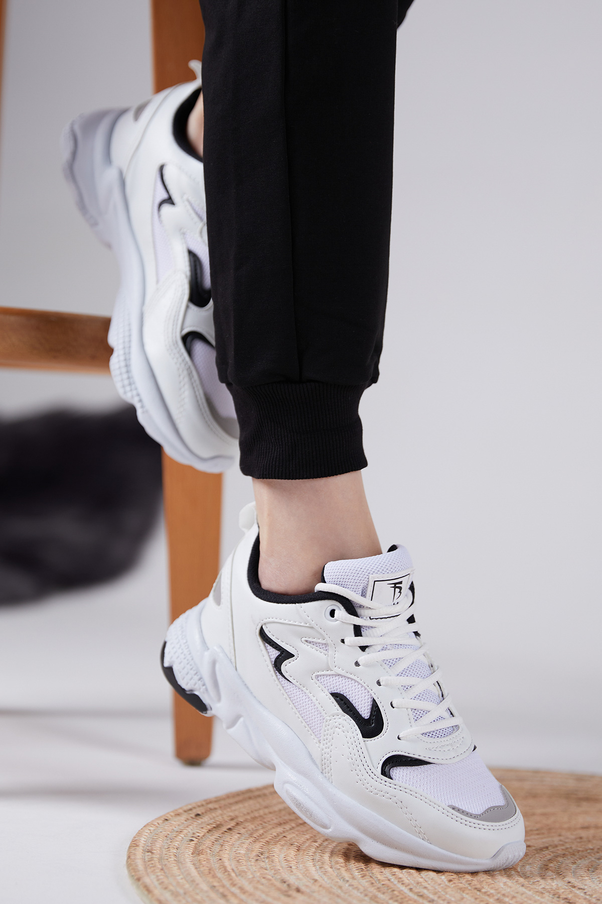 Unisex Beyaz Siyah Rahat Kalıp Yüksek Taban Bağcıklı Spor Ayakkabı - Görsel 4