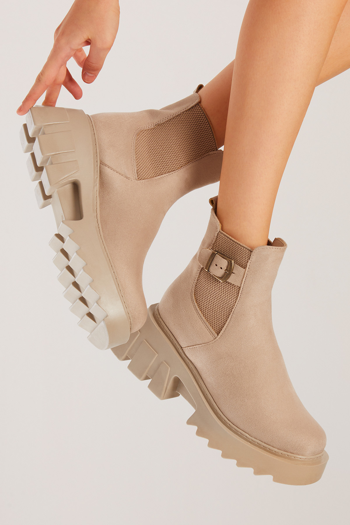 Kadın Krem Süet Rahat Kalıp Kalın Taban Tokalı Lastikli Bot - Görsel 4