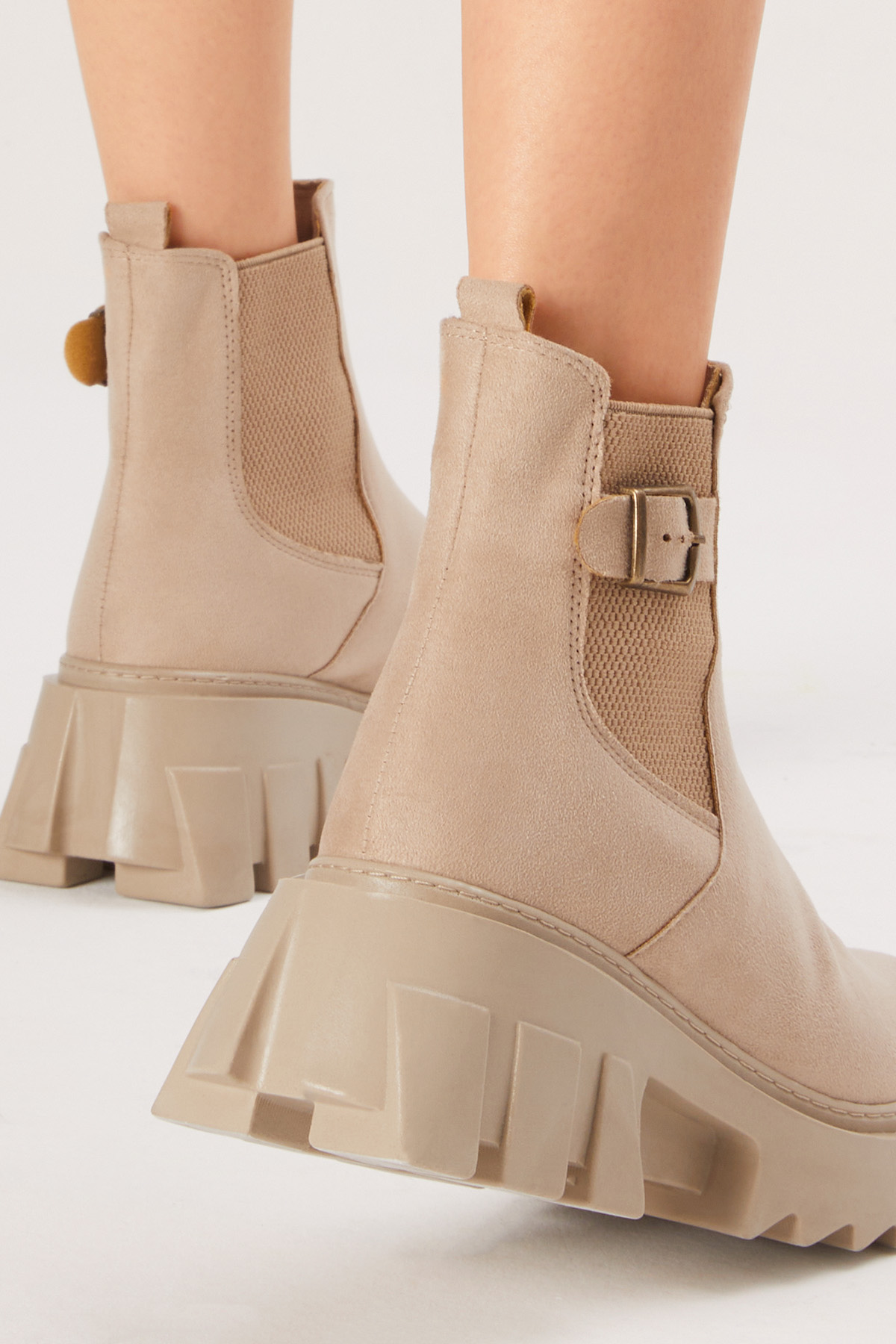 Kadın Krem Süet Rahat Kalıp Kalın Taban Tokalı Lastikli Bot - Görsel 6