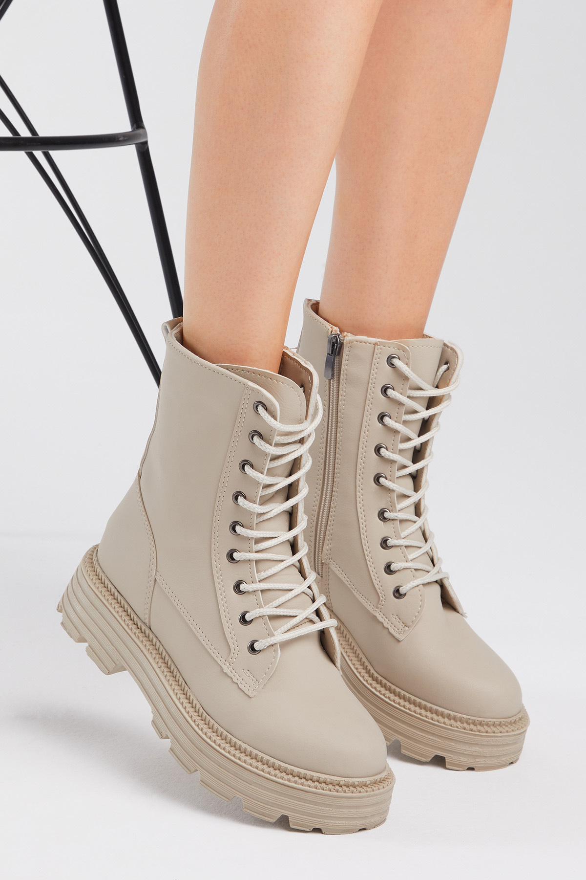 Kadın Krem Cilt Poli Taban Rahat Kalıp Bağcıklı Bot - Görsel 4