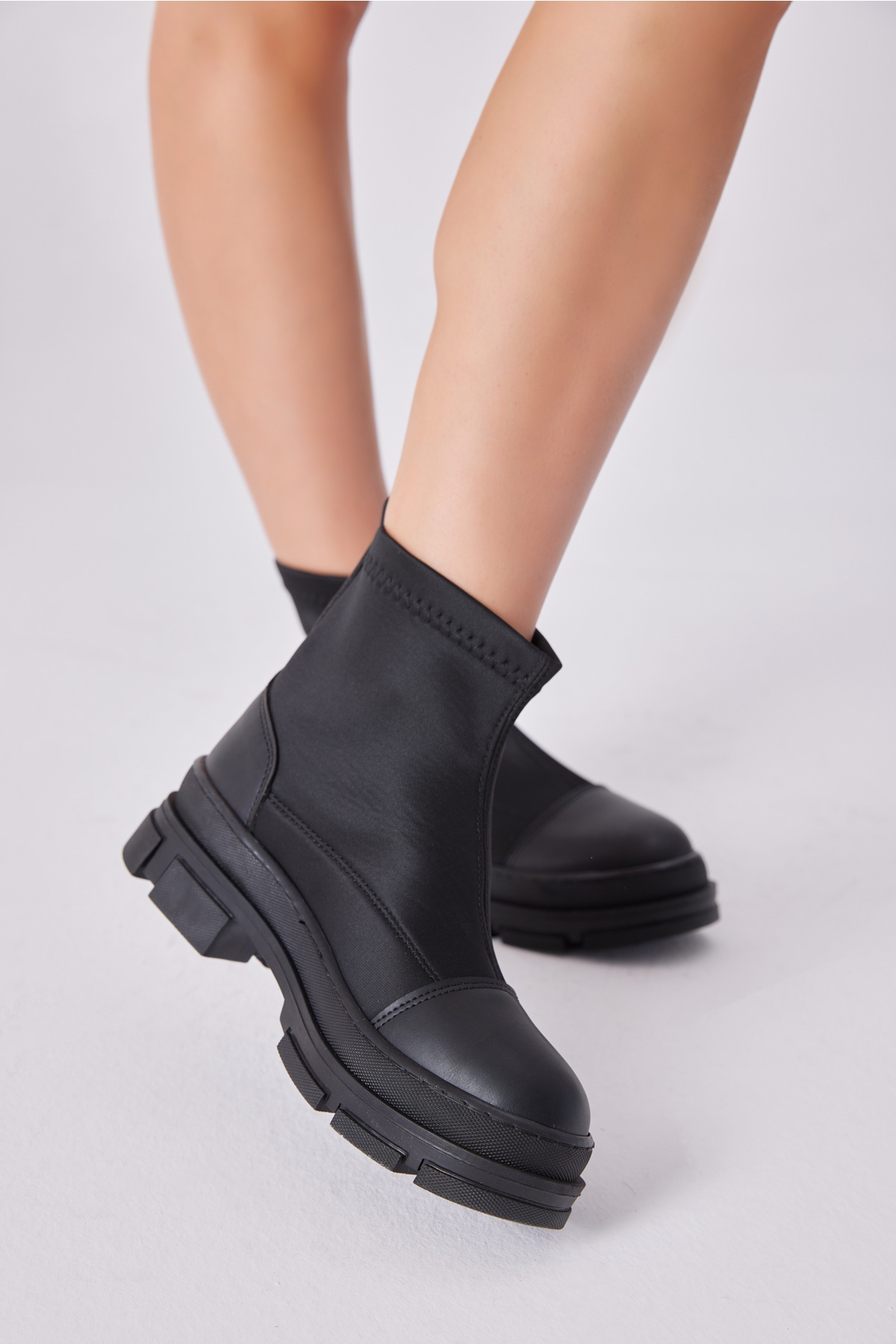 Kadın Siyah Rugan Rahat Kalıp Kısa Renkli Taban Bot - Görsel 4