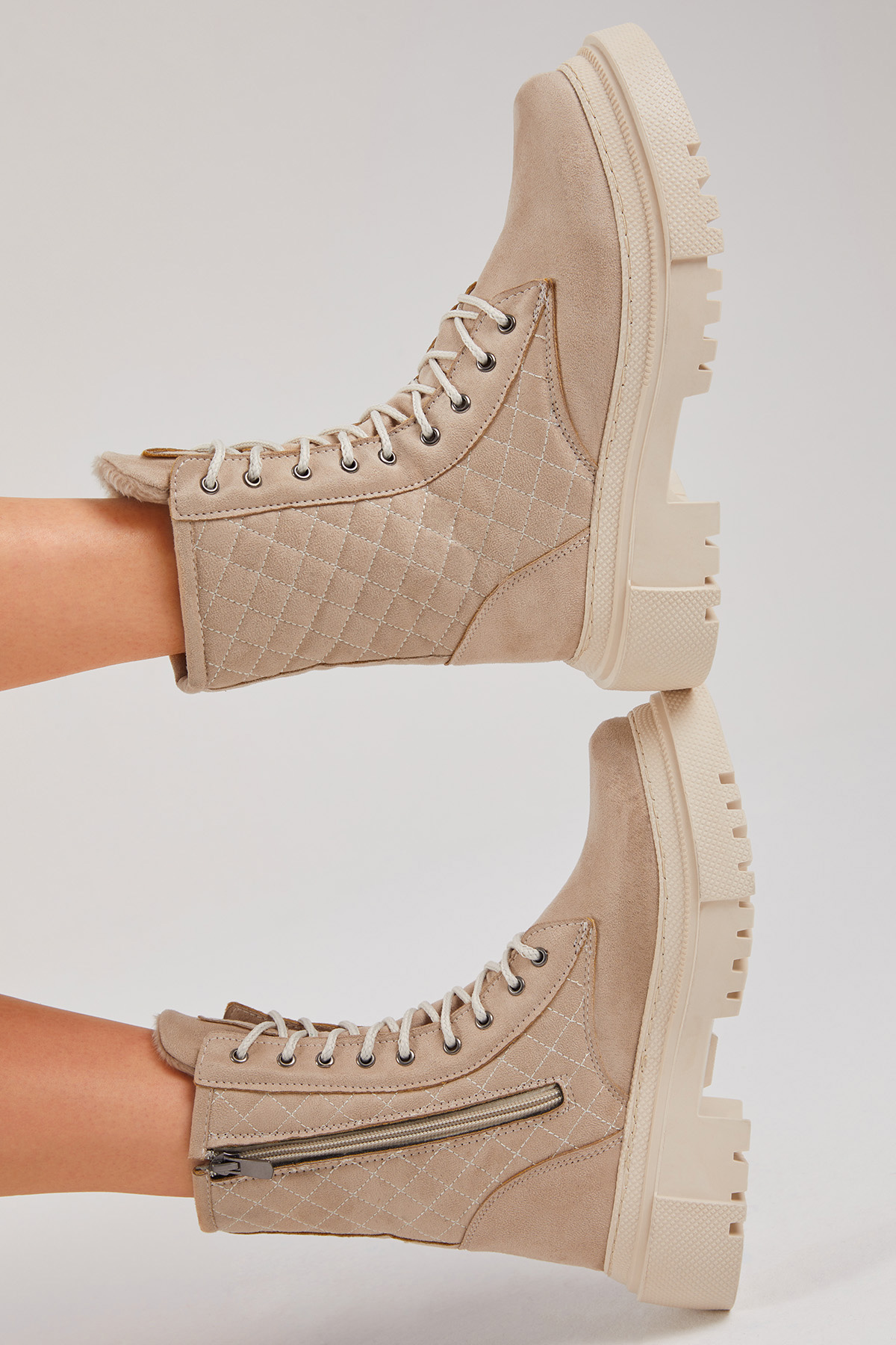 Kadın Krem Süet Kalın Taban Kapitone Nakışlı Bağcıklı ve Fermuarlı Bot - Görsel 2