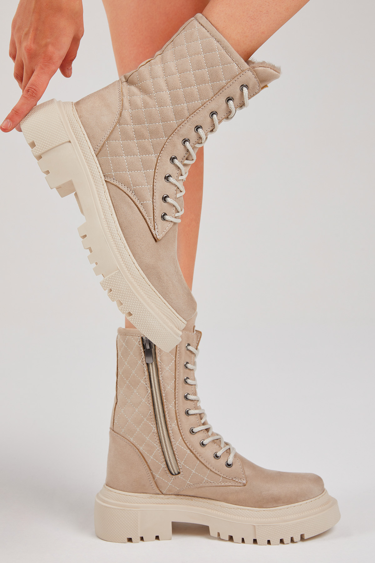 Kadın Krem Süet Kalın Taban Kapitone Nakışlı Bağcıklı ve Fermuarlı Bot - Görsel 3