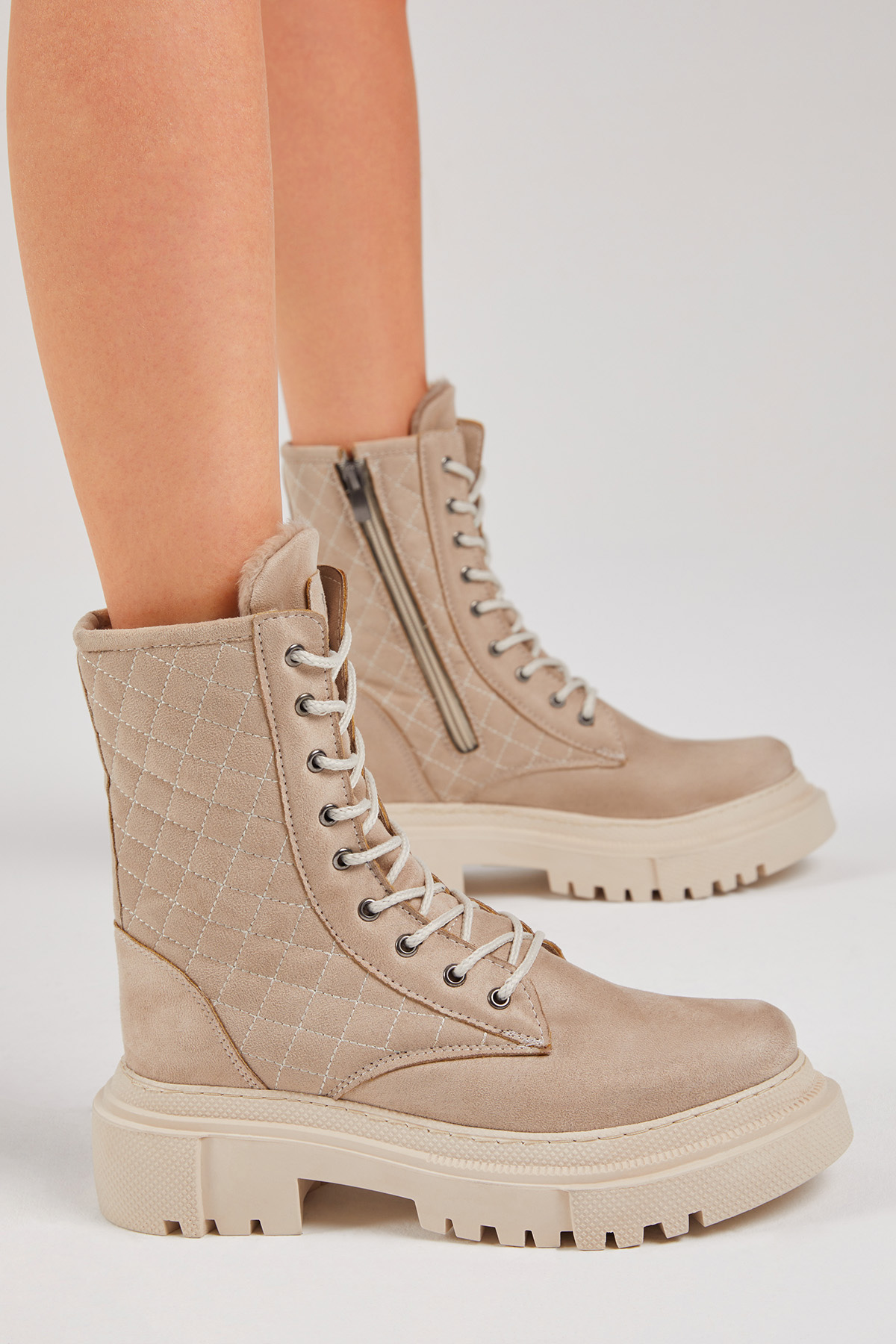 Kadın Krem Süet Kalın Taban Kapitone Nakışlı Bağcıklı ve Fermuarlı Bot - Görsel 4