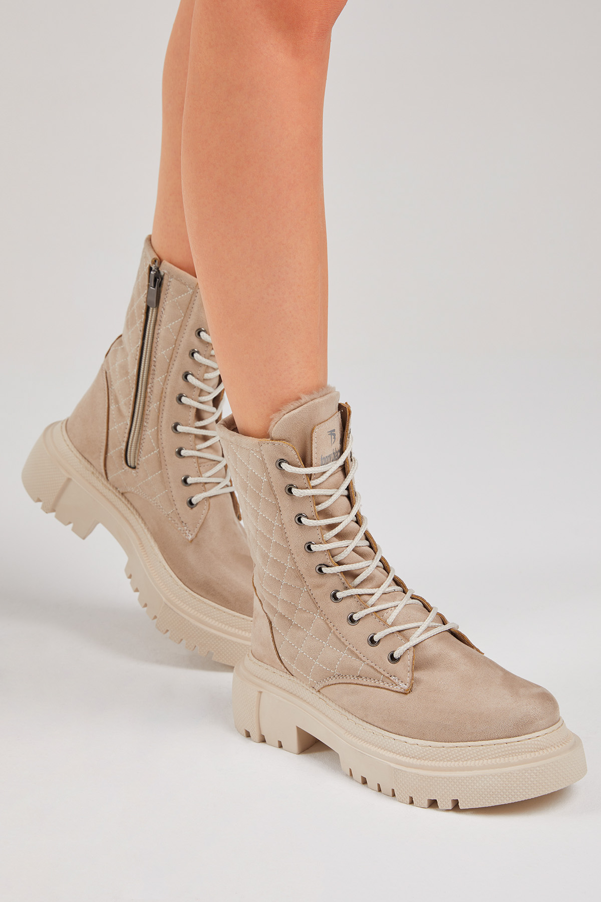 Kadın Krem Süet Kalın Taban Kapitone Nakışlı Bağcıklı ve Fermuarlı Bot - Görsel 5