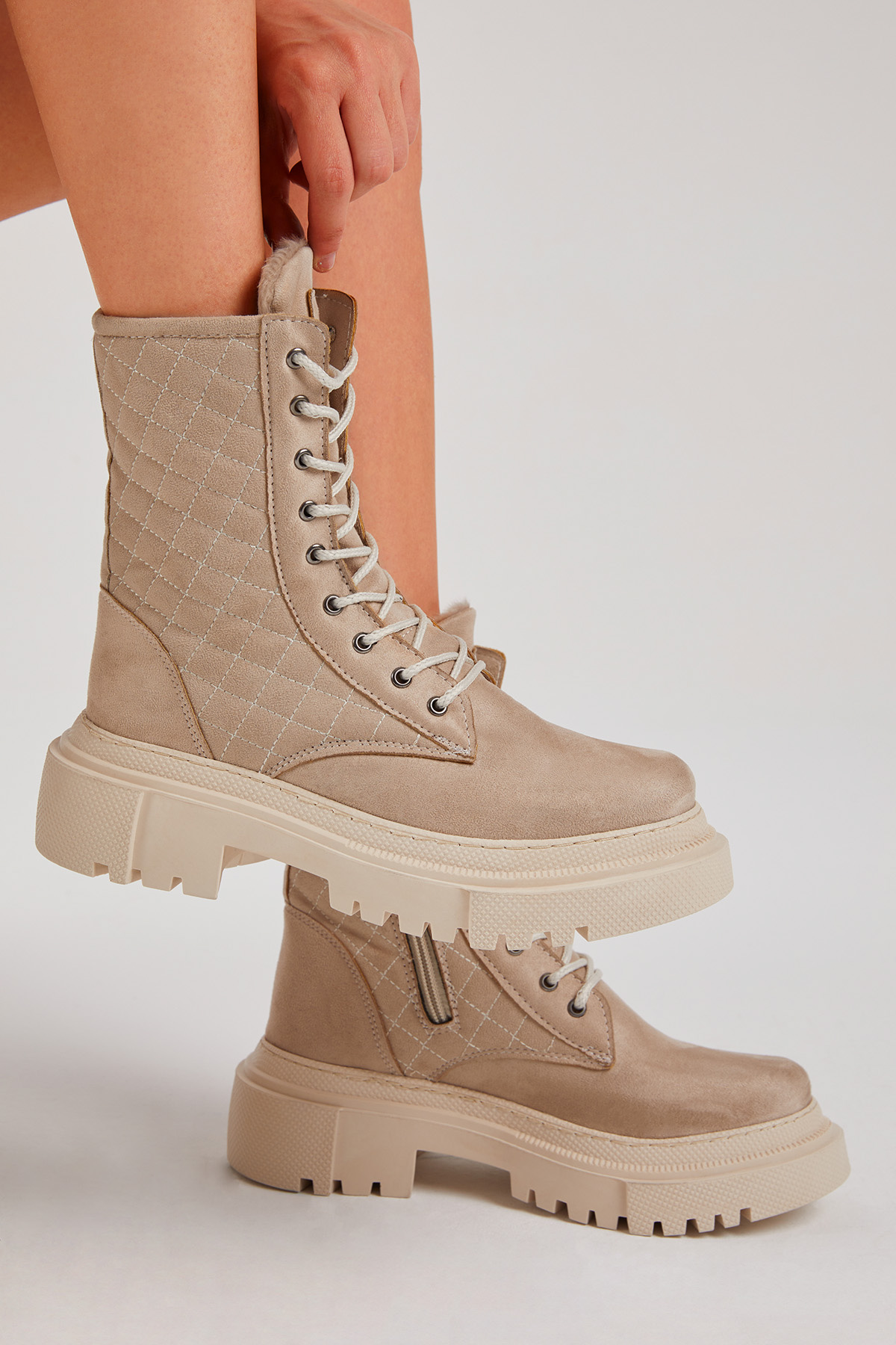 Kadın Krem Süet Kalın Taban Kapitone Nakışlı Bağcıklı ve Fermuarlı Bot - Görsel 6