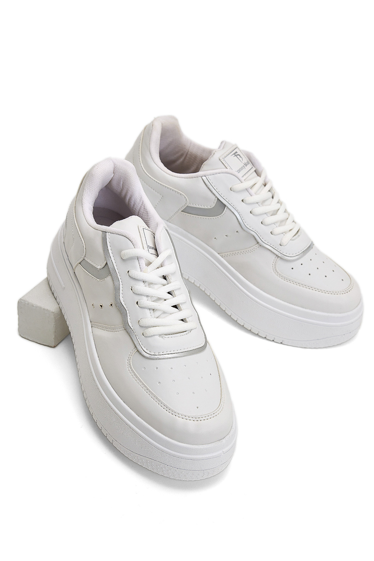 Kadın Beyaz Rahat Kalıp Yüksek Taban Bağcıklı Spor Ayakkabı - Görsel 2